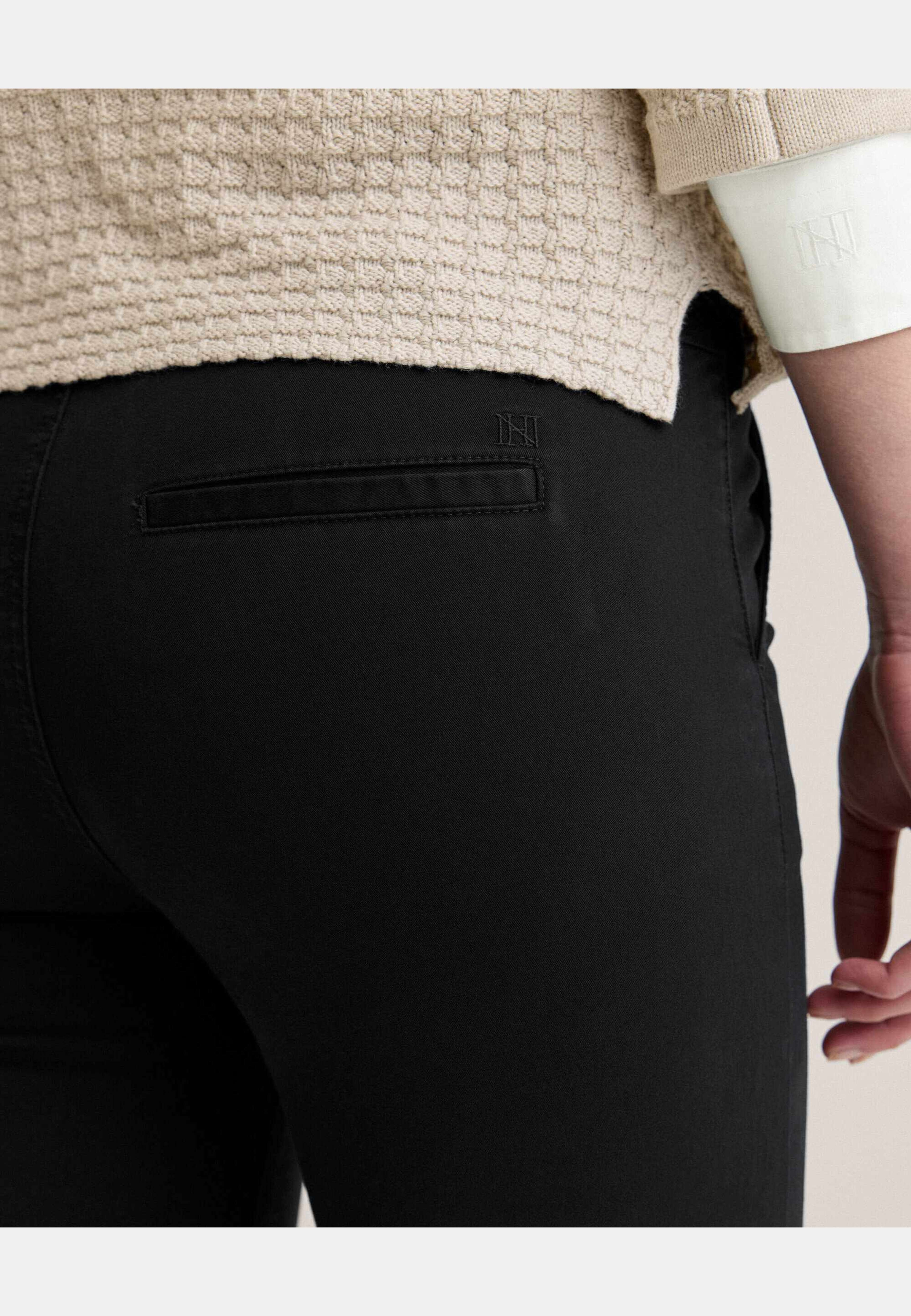 Caroline Chinos, från Newhouse, i färgen svart. Klicka för att öppna bilden i stort format