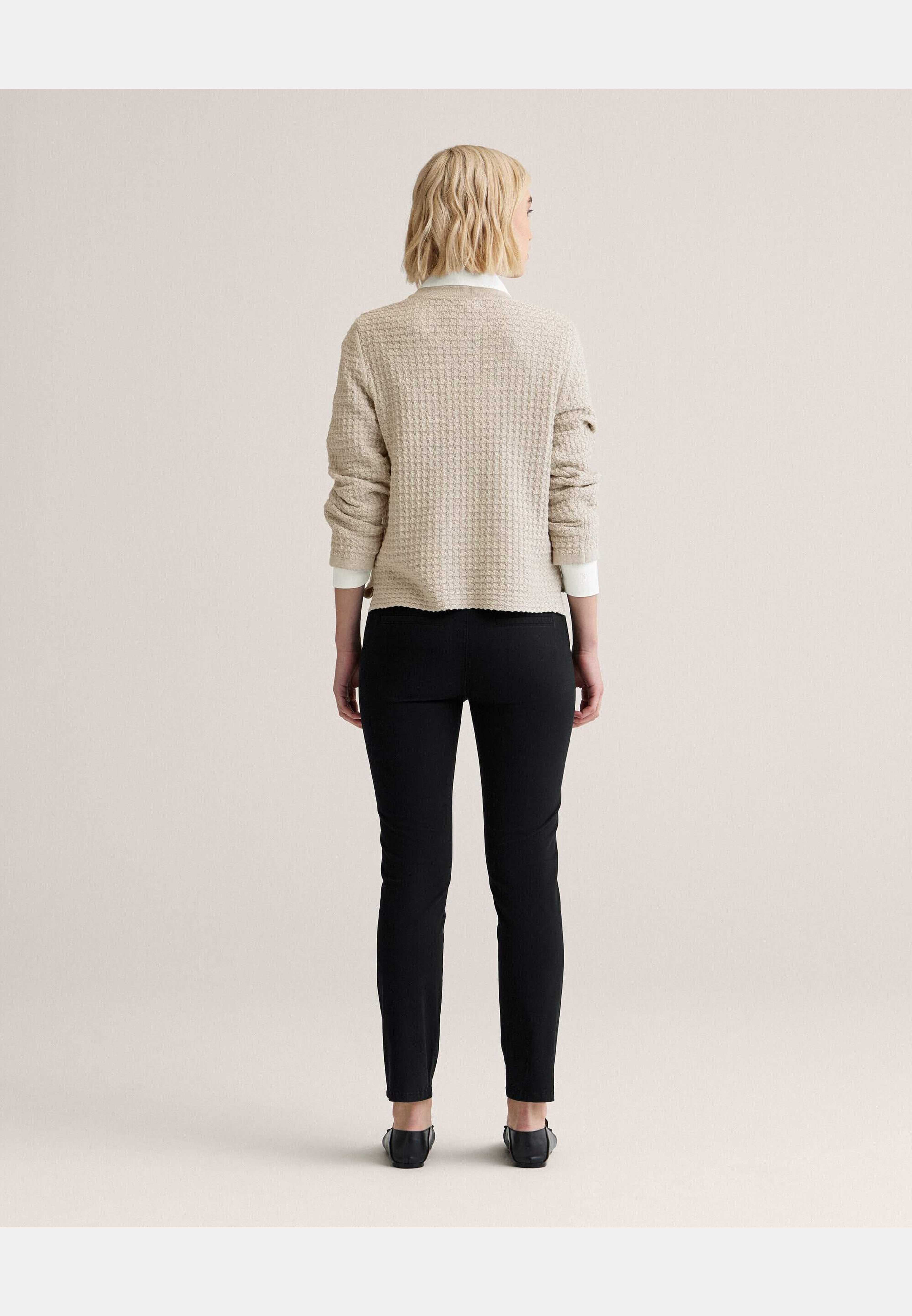 Caroline Chinos, från Newhouse, i färgen svart. Klicka för att öppna bilden i stort format