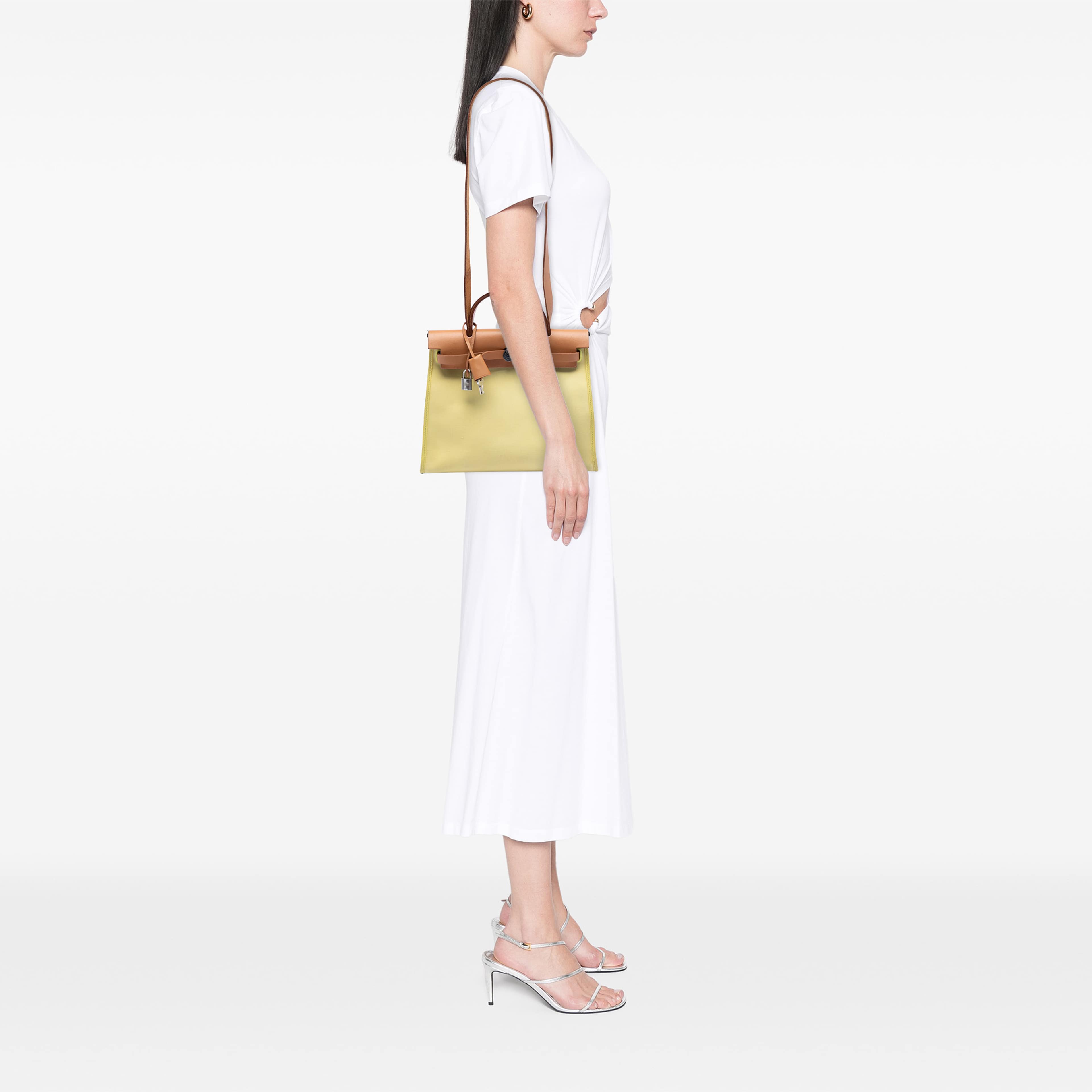 Hermès Toile Herbag Zip 31, från Luxclusif, i färgen brun. Klicka för att öppna bilden i stort format