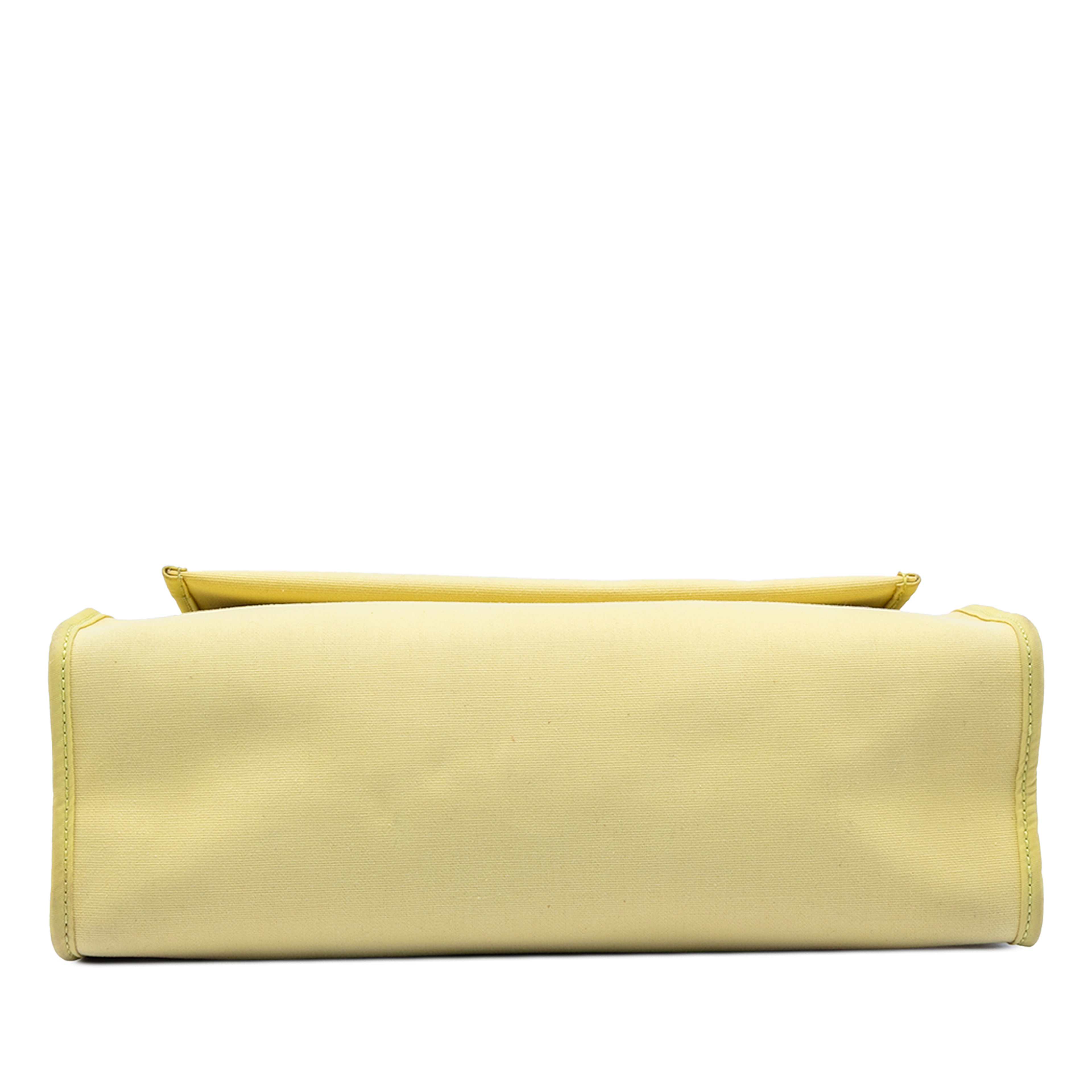 Hermès Toile Herbag Zip 31, från Luxclusif, i färgen yellow. Klicka för att öppna bilden i stort format