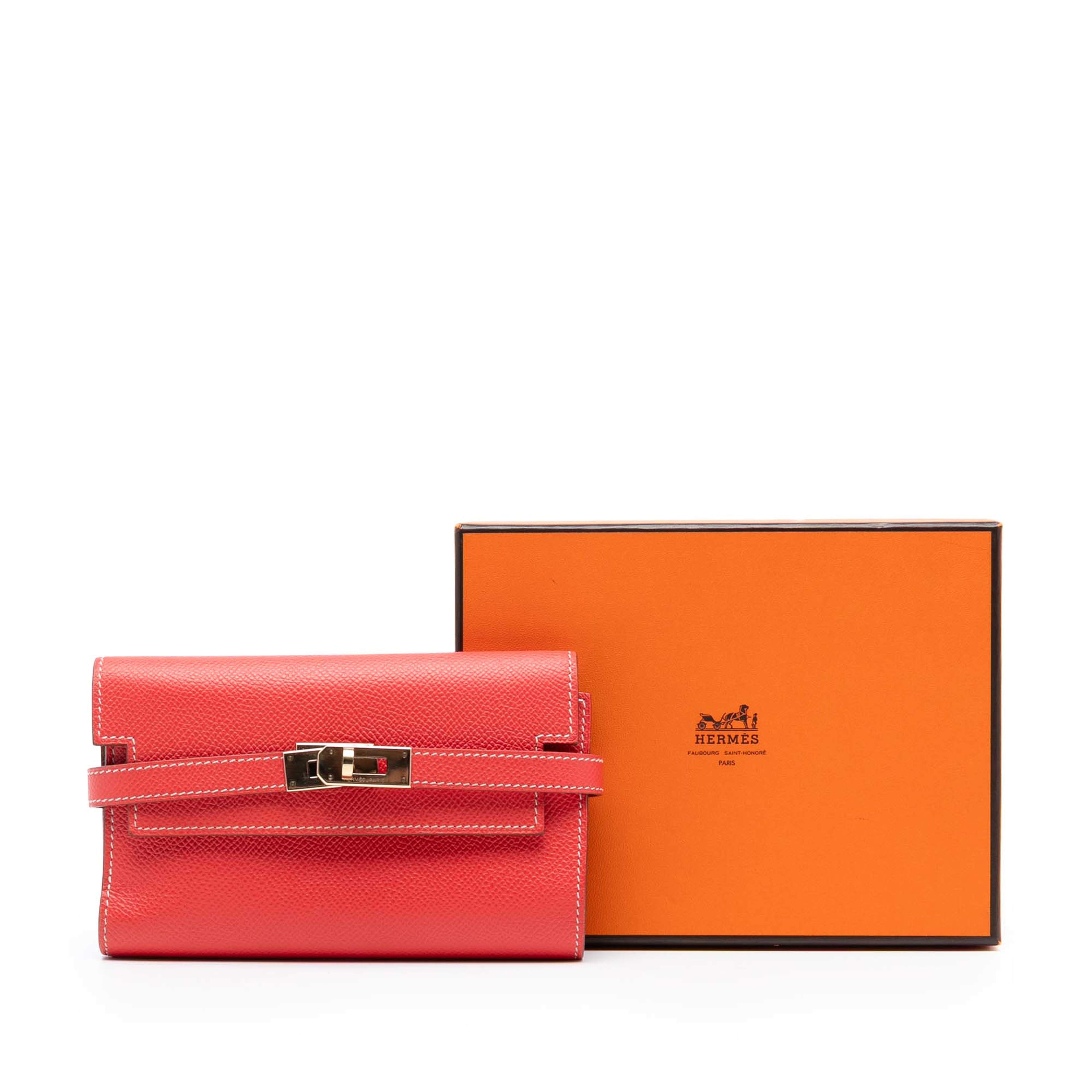 Hermès Epsom Kelly Depliant Wallet, från Luxclusif, i färgen röd. Klicka för att öppna bilden i stort format
