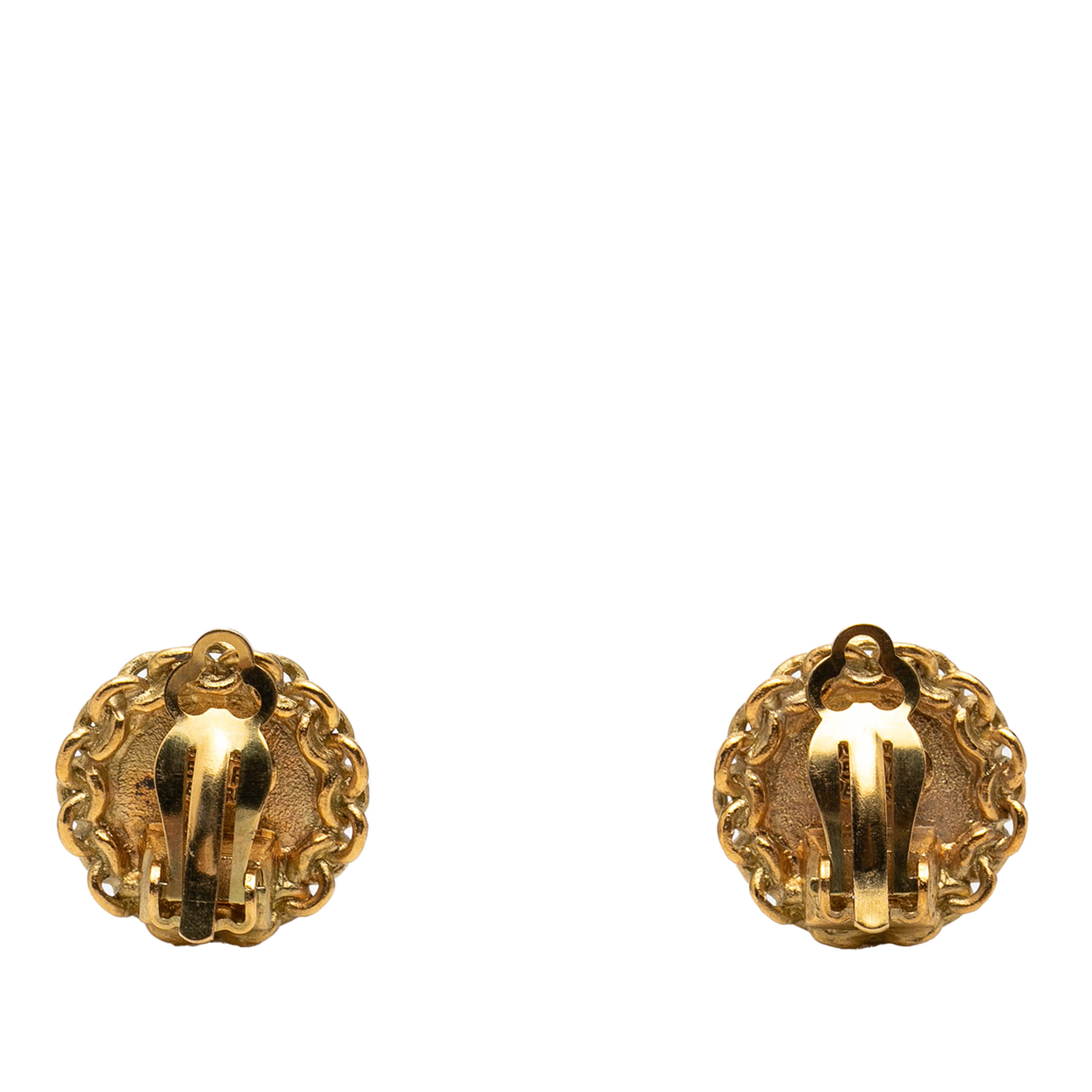 Chanel Cc Gold Plated Round Clip On Earrings, från Luxclusif, i färgen guld. Klicka för att öppna bilden i stort format