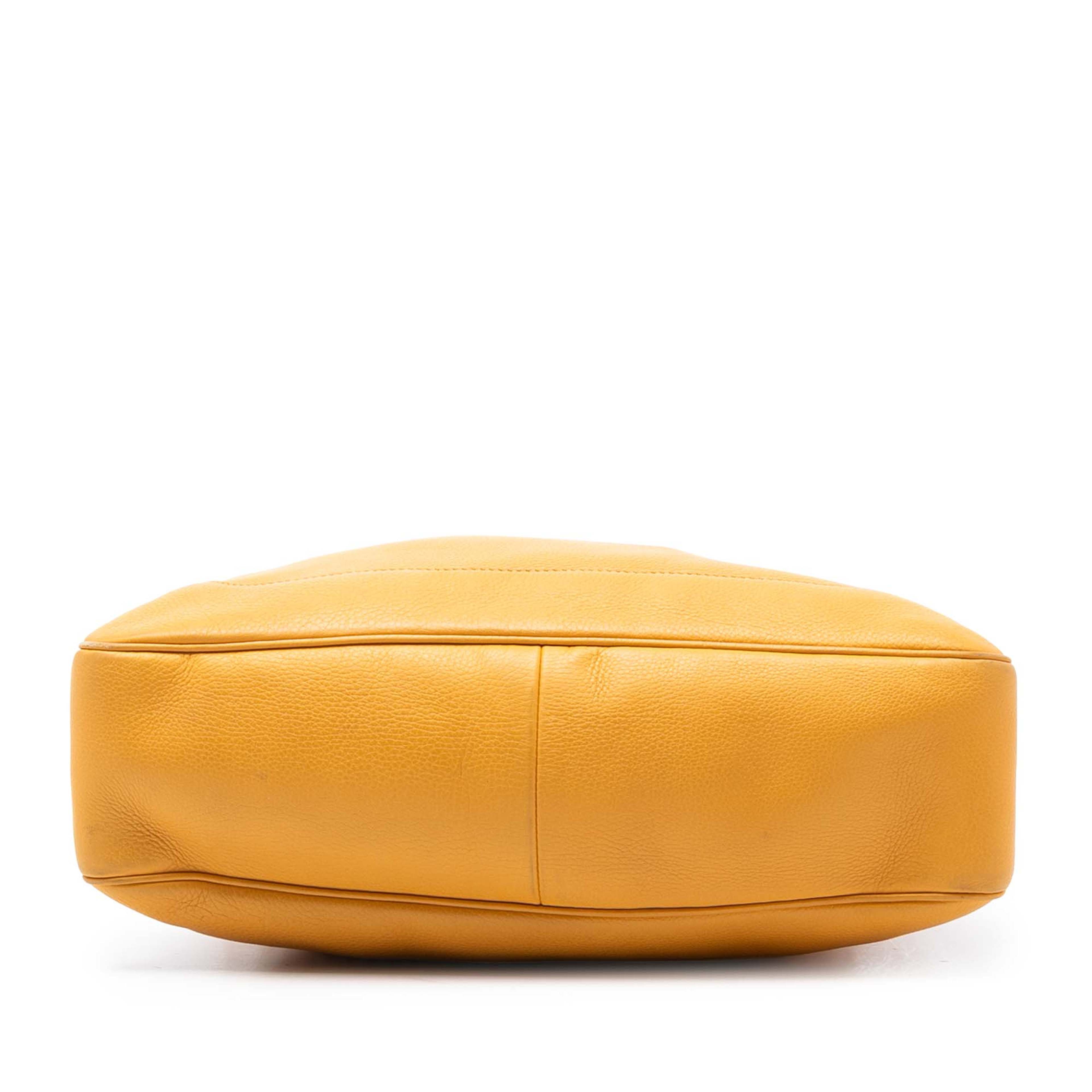 Gucci Calfskin Bamboo Diana Satchel, från Luxclusif, i färgen yellow. Klicka för att öppna bilden i stort format