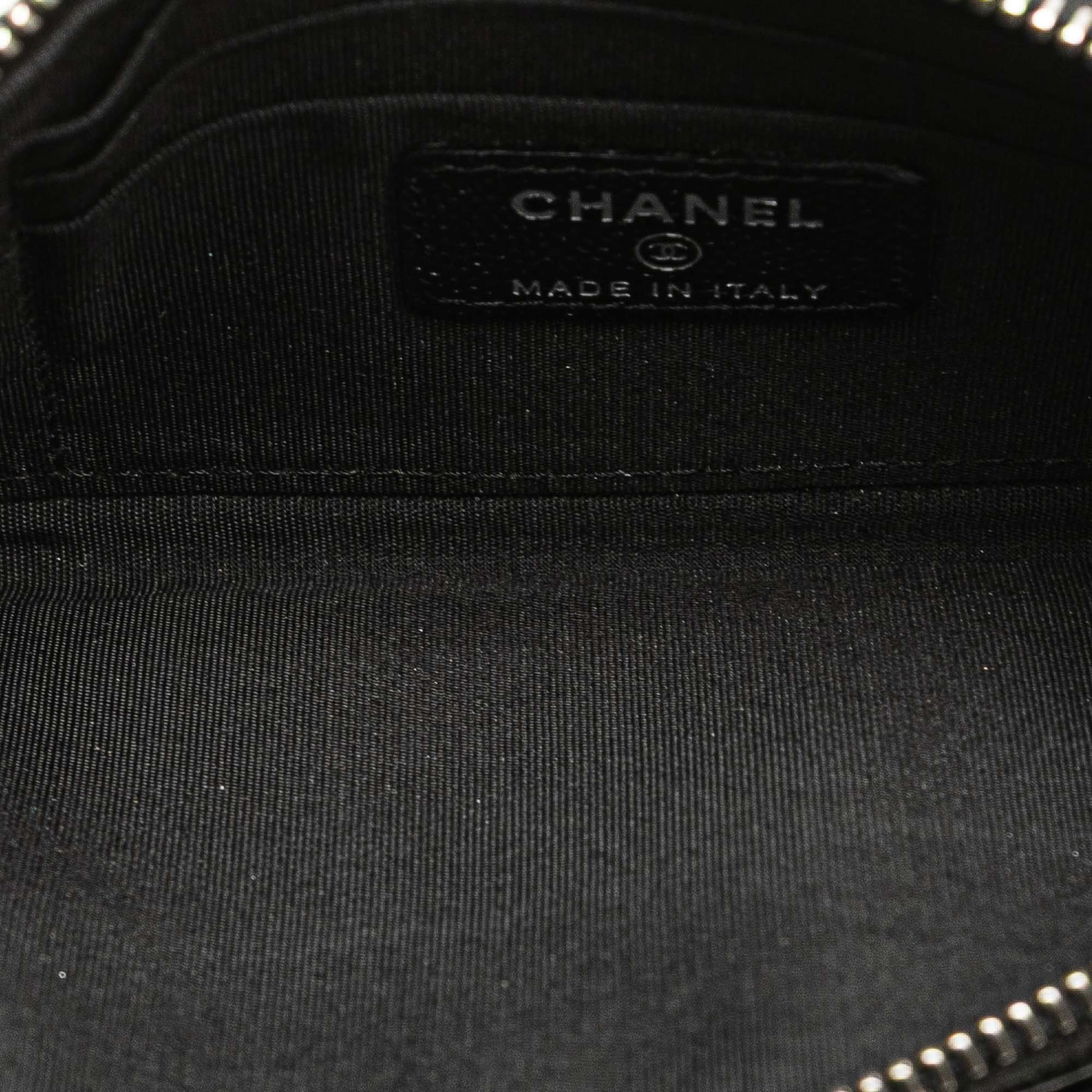 Chanel Cc Caviar Classic Zip Pouch, från Luxclusif, i färgen black. Klicka för att öppna bilden i stort format
