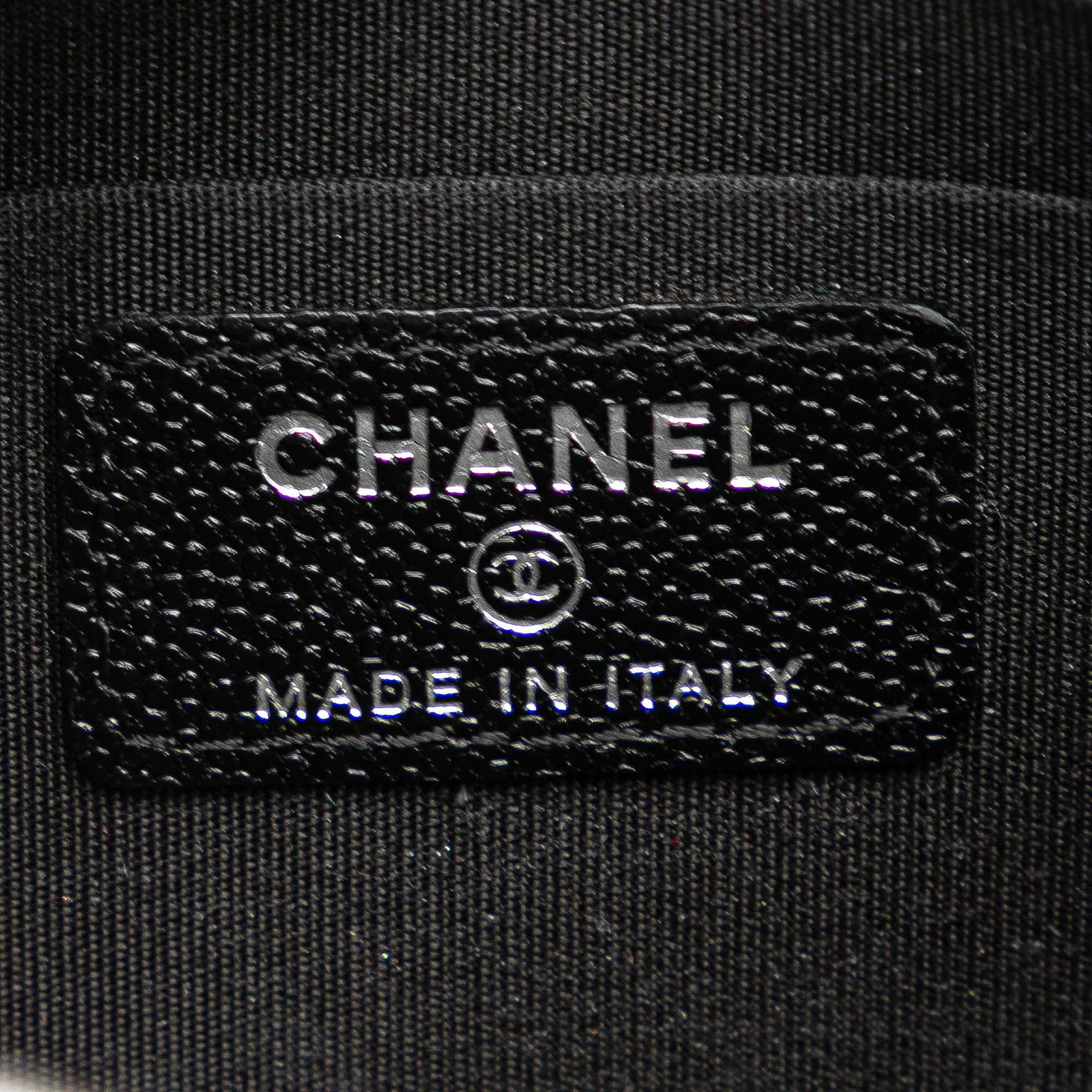 Chanel Cc Caviar Classic Zip Pouch, från Luxclusif, i färgen black. Klicka för att öppna bilden i stort format