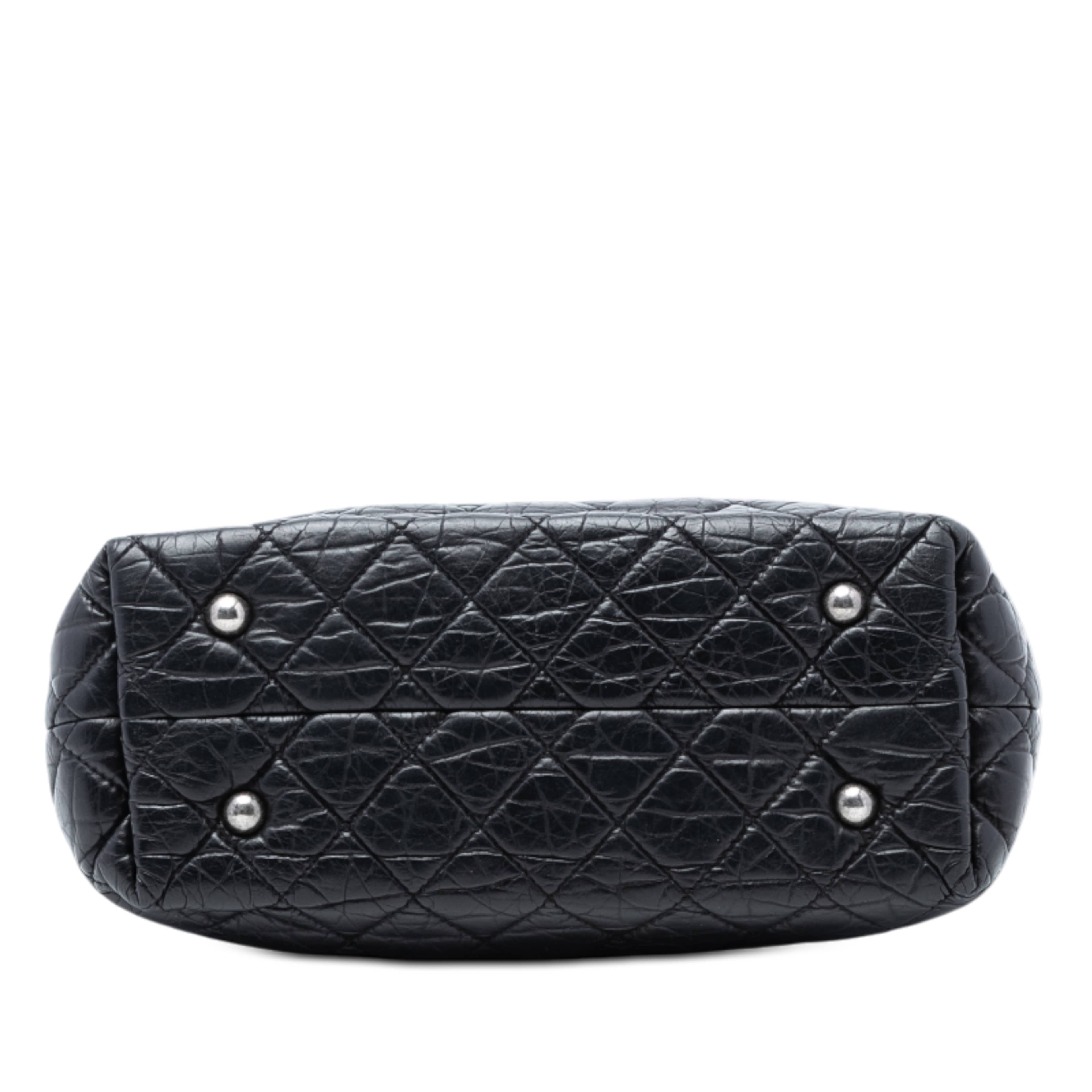 Chanel Quilted Aged Calfskin Reissue 2.55 Tote, från Luxclusif, i färgen black. Klicka för att öppna bilden i stort format