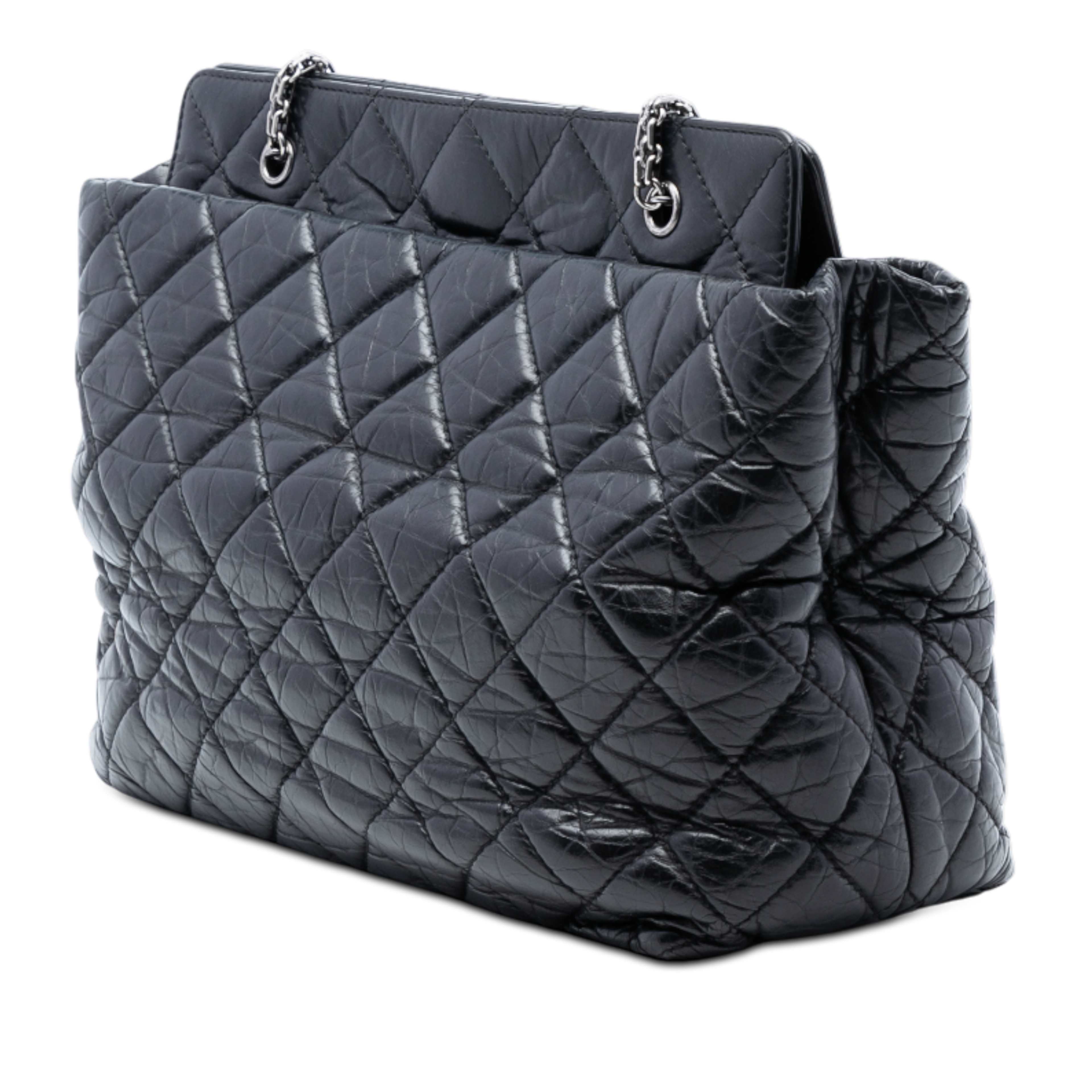 Chanel Quilted Aged Calfskin Reissue 2.55 Tote, från Luxclusif, i färgen black. Klicka för att öppna bilden i stort format