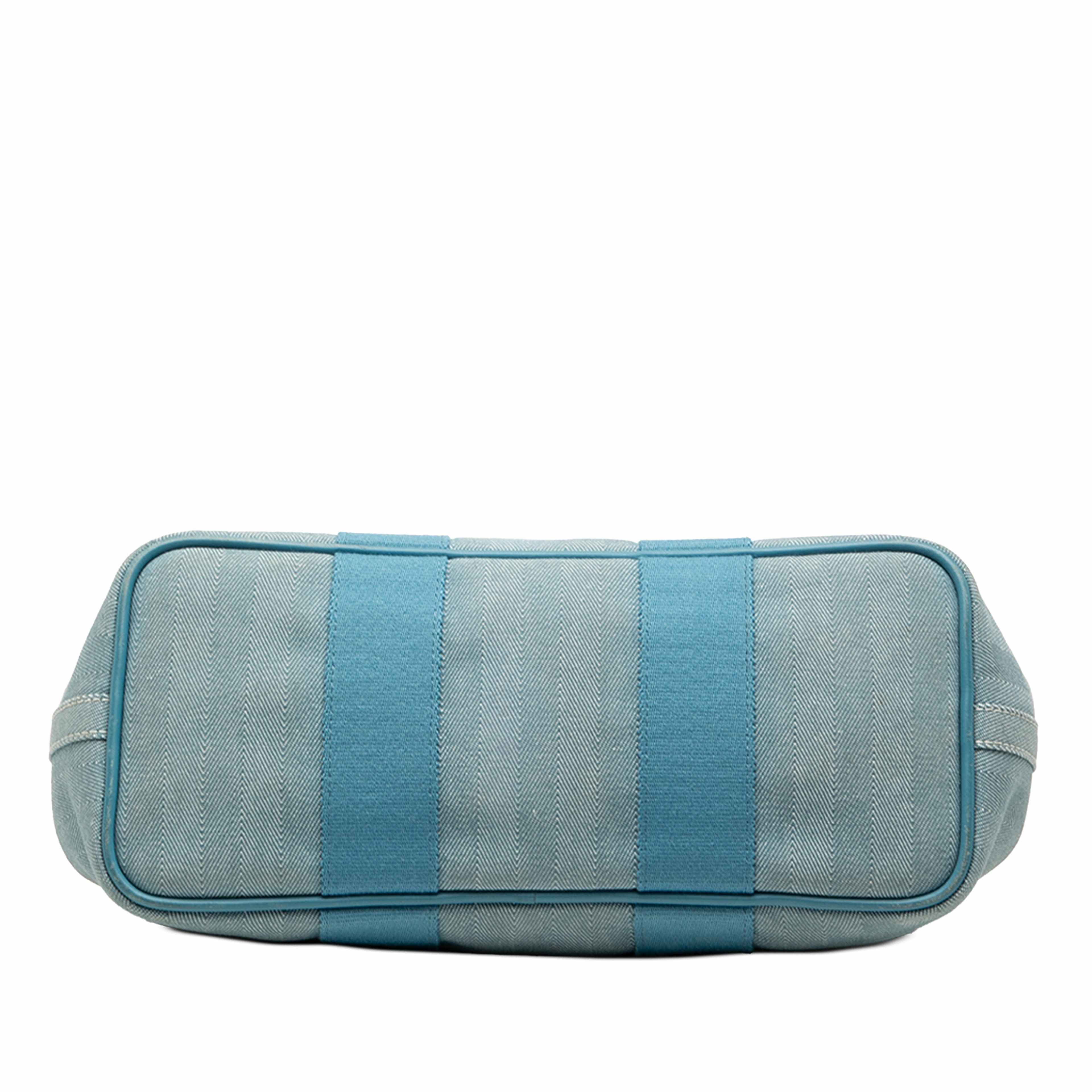 Hermès Toile And Swift Valparaiso Pm, från Luxclusif, i färgen light blue. Klicka för att öppna bilden i stort format