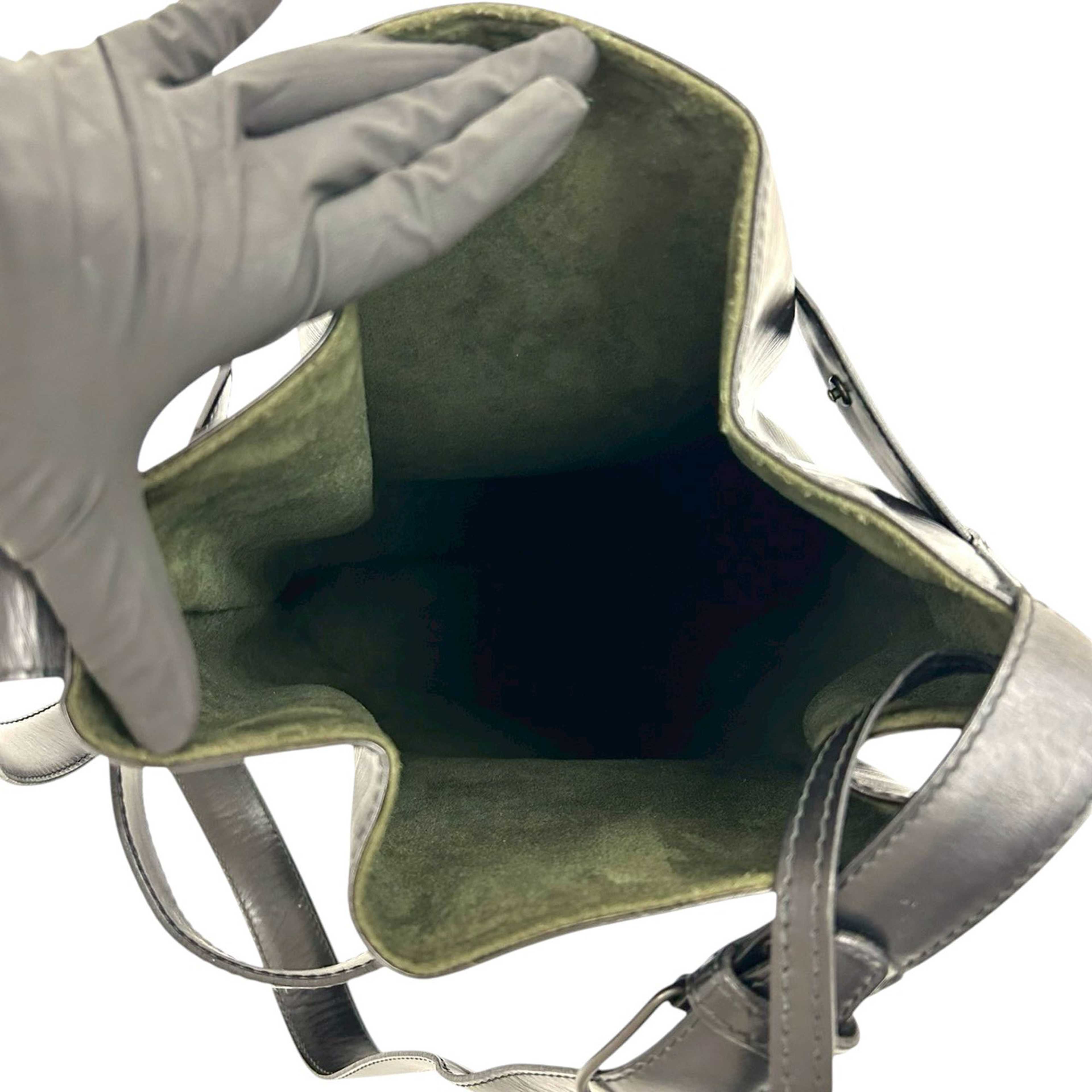 Louis Vuitton Epi Sac D Epaule Gm, från Luxclusif, i färgen black. Klicka för att öppna bilden i stort format