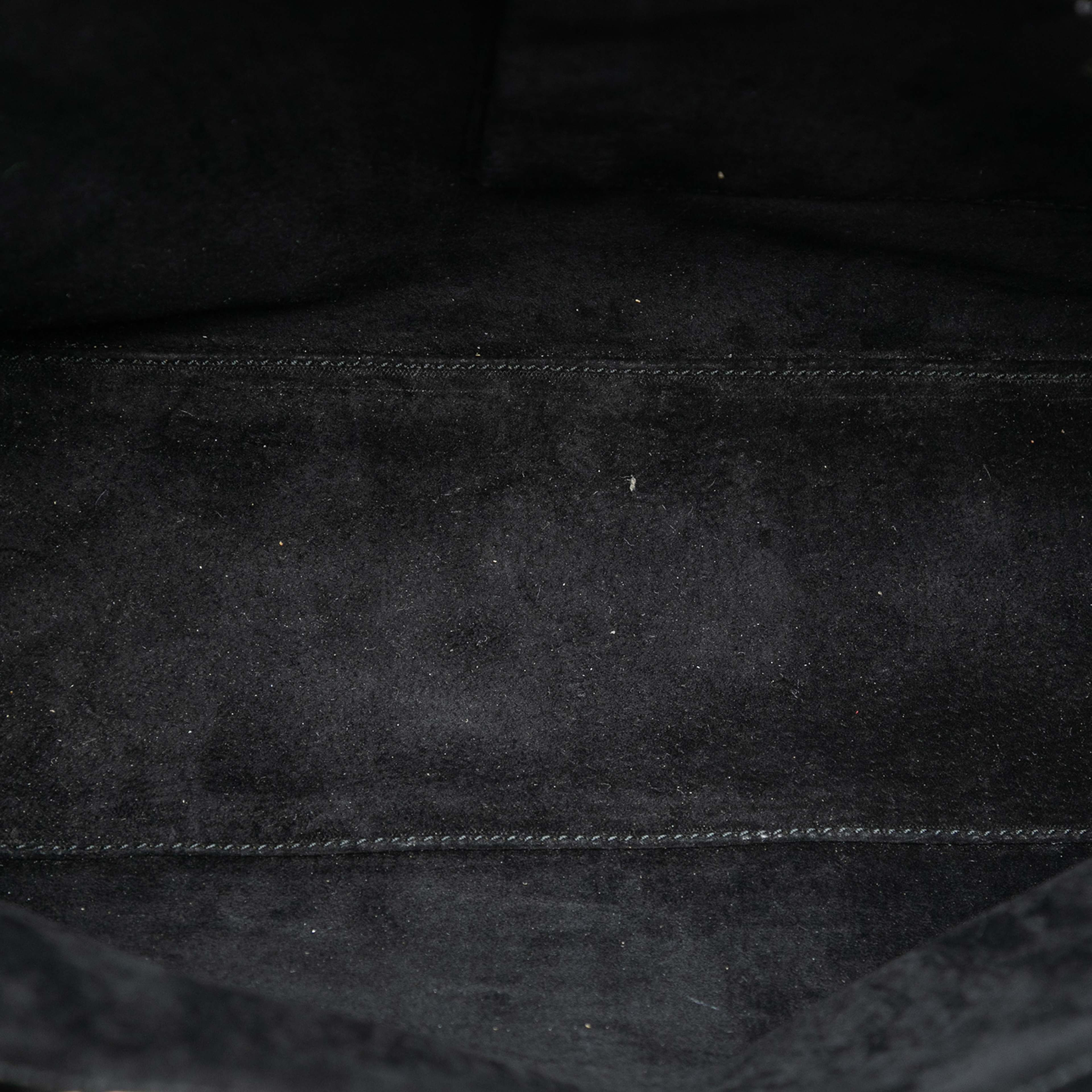 Gucci Suede G Square Shoulder Bag, från Luxclusif, i färgen black. Klicka för att öppna bilden i stort format