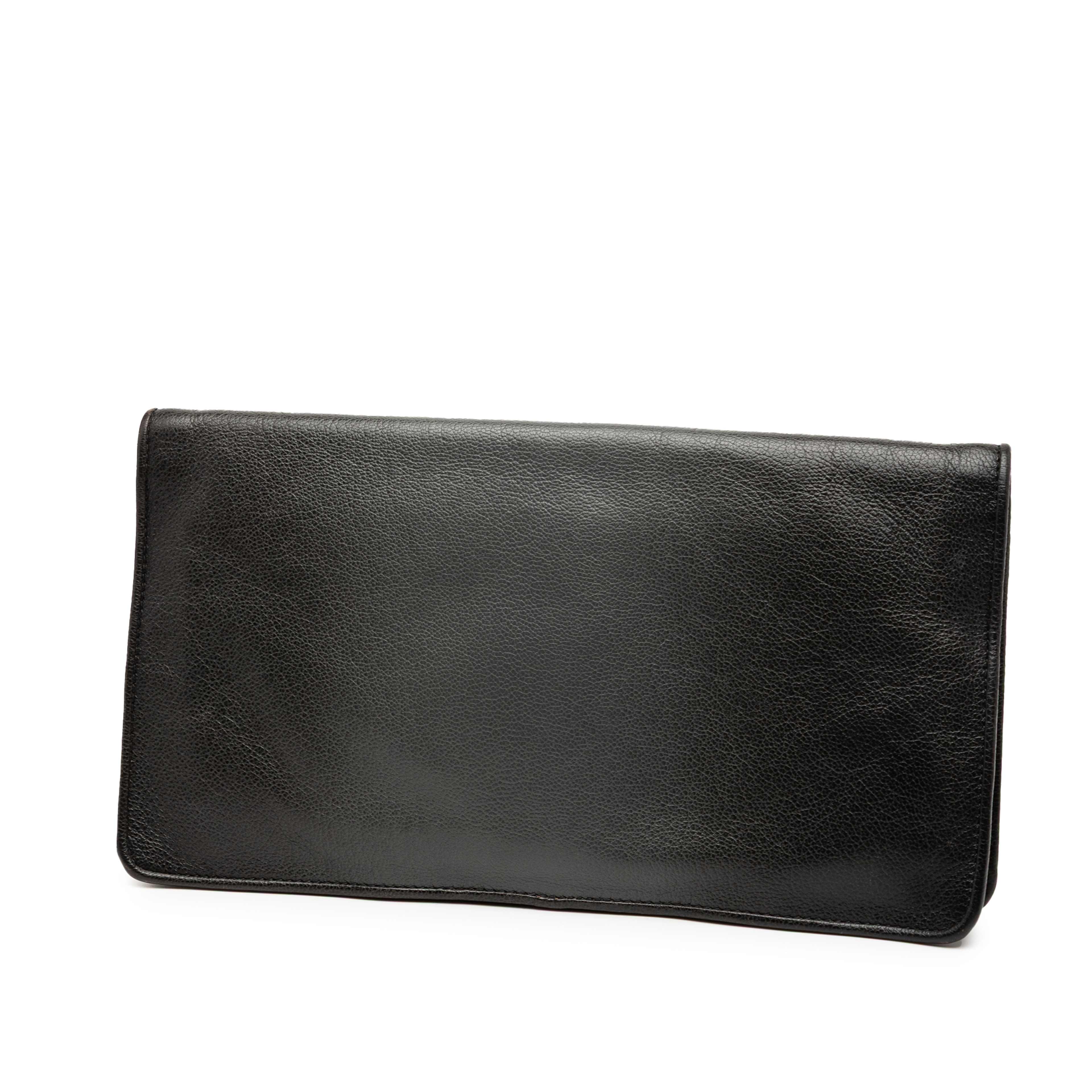 Bottega Veneta Leather Turn Lock Clutch, från Luxclusif, i färgen svart. Klicka för att öppna bilden i stort format