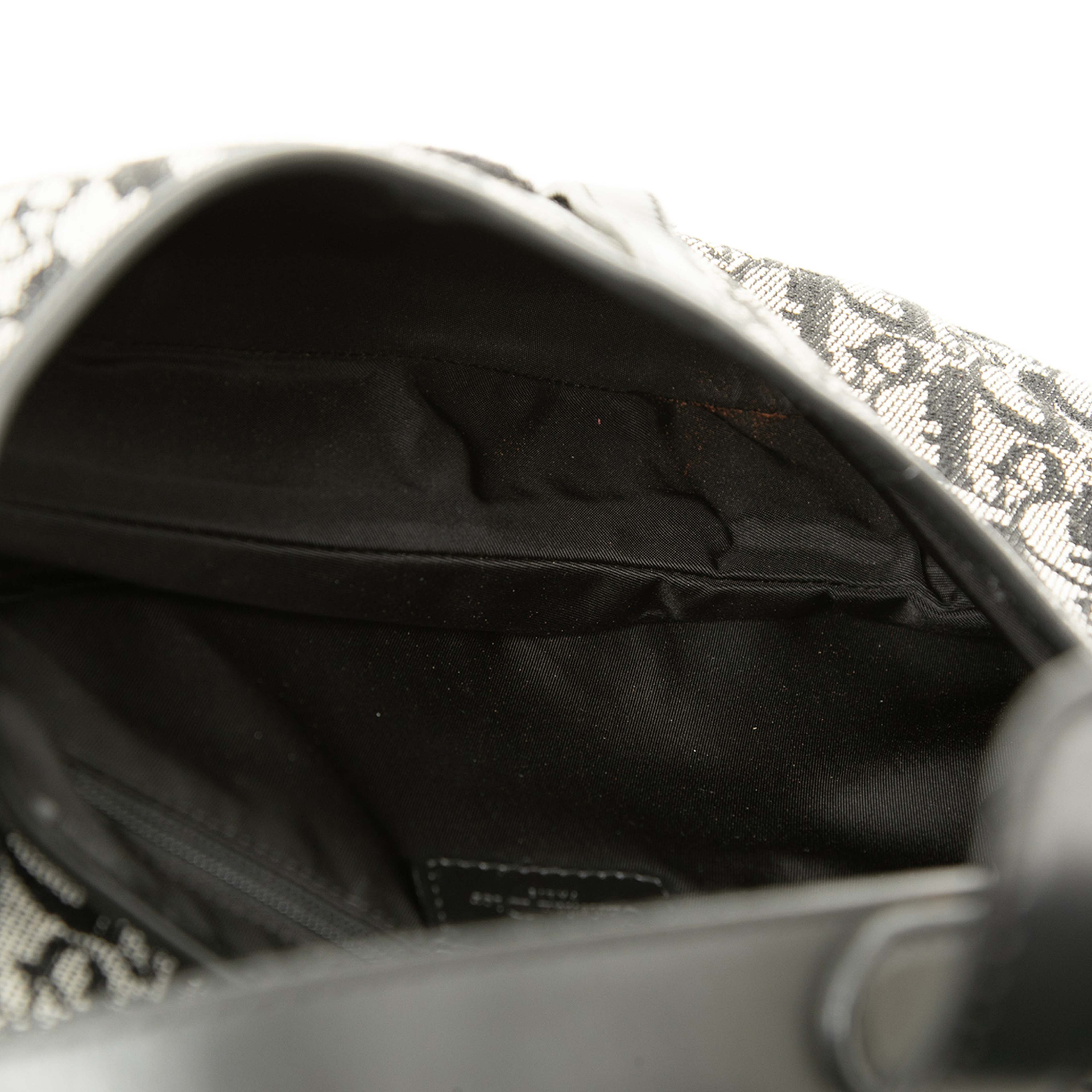 Dior Diorissimo Canvas Saddle Bag, från Luxclusif, i färgen grå. Klicka för att öppna bilden i stort format