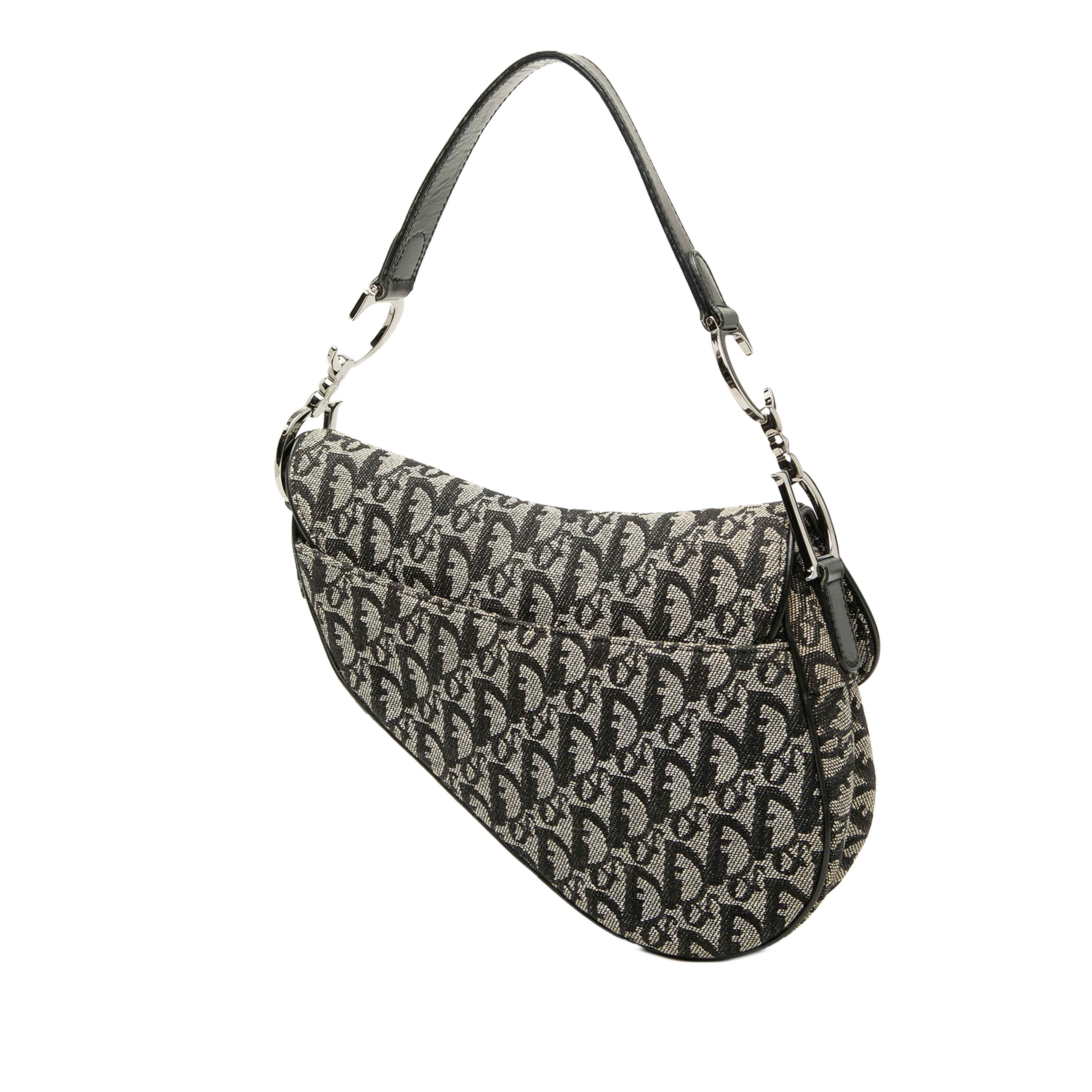 Dior Diorissimo Canvas Saddle Bag, från Luxclusif, i färgen grå. Klicka för att öppna bilden i stort format