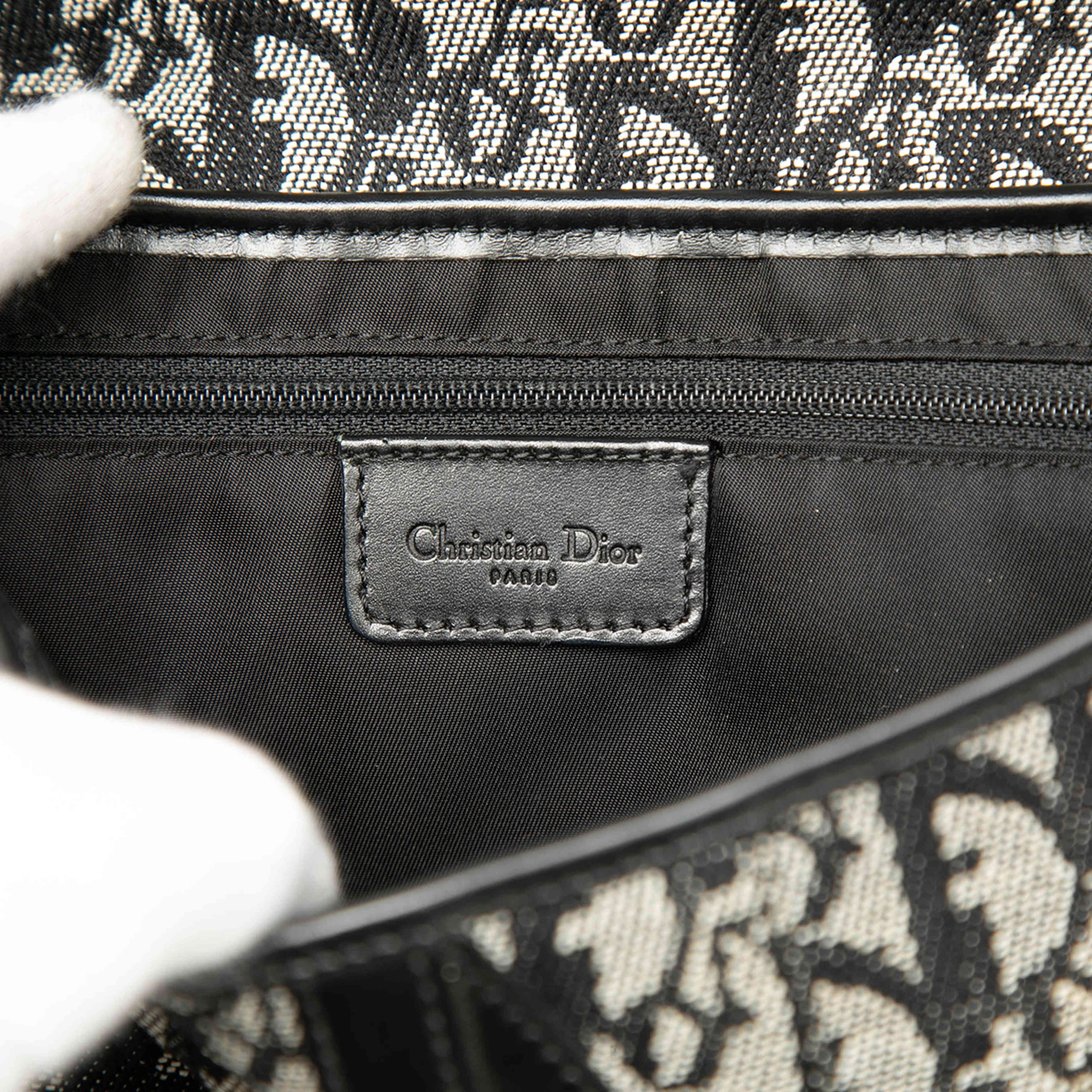 Dior Diorissimo Canvas Saddle Bag, från Luxclusif, i färgen grå. Klicka för att öppna bilden i stort format