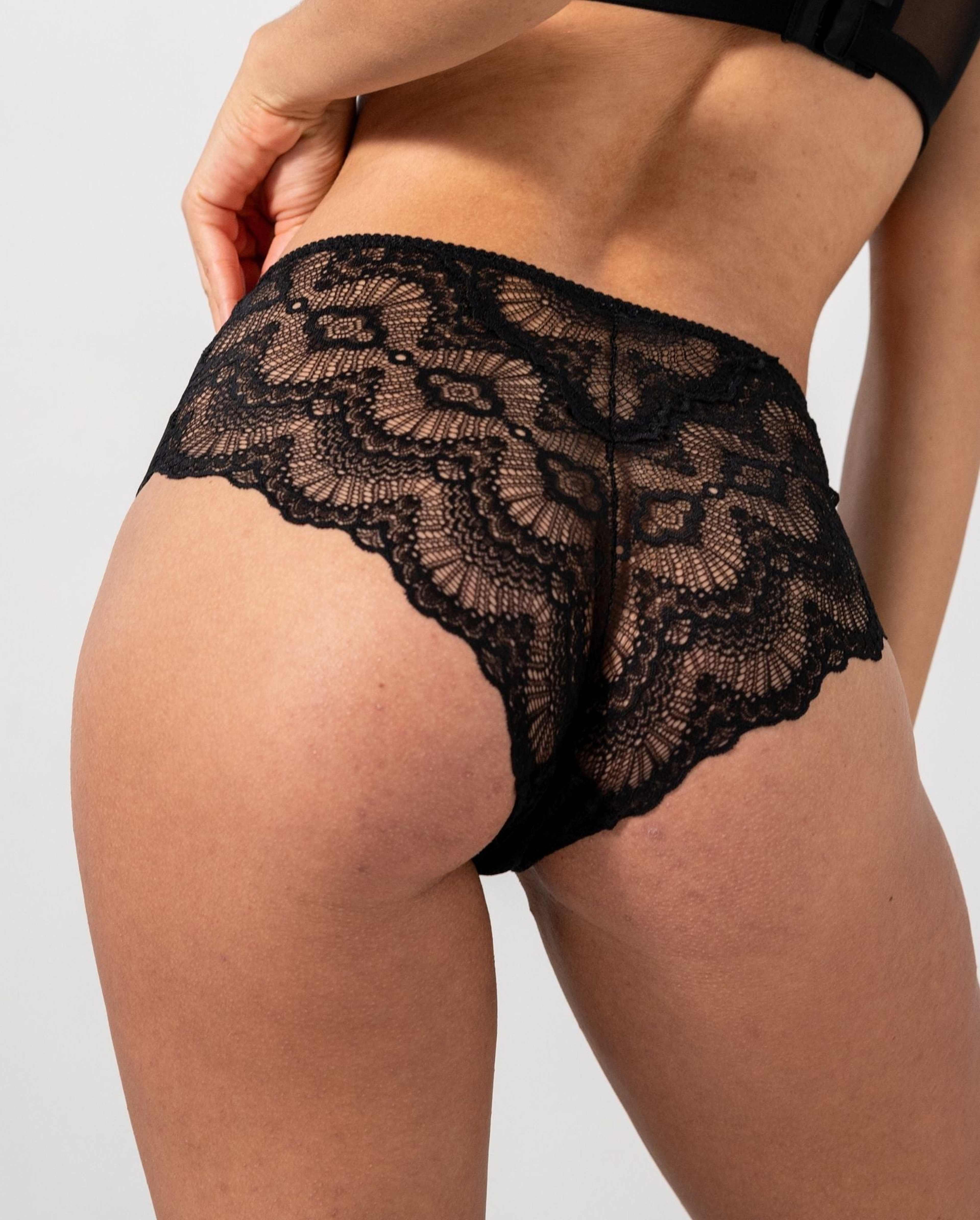 Lace Highwaist Briefs, från Understatement, i färgen black. Klicka för att öppna bilden i stort format