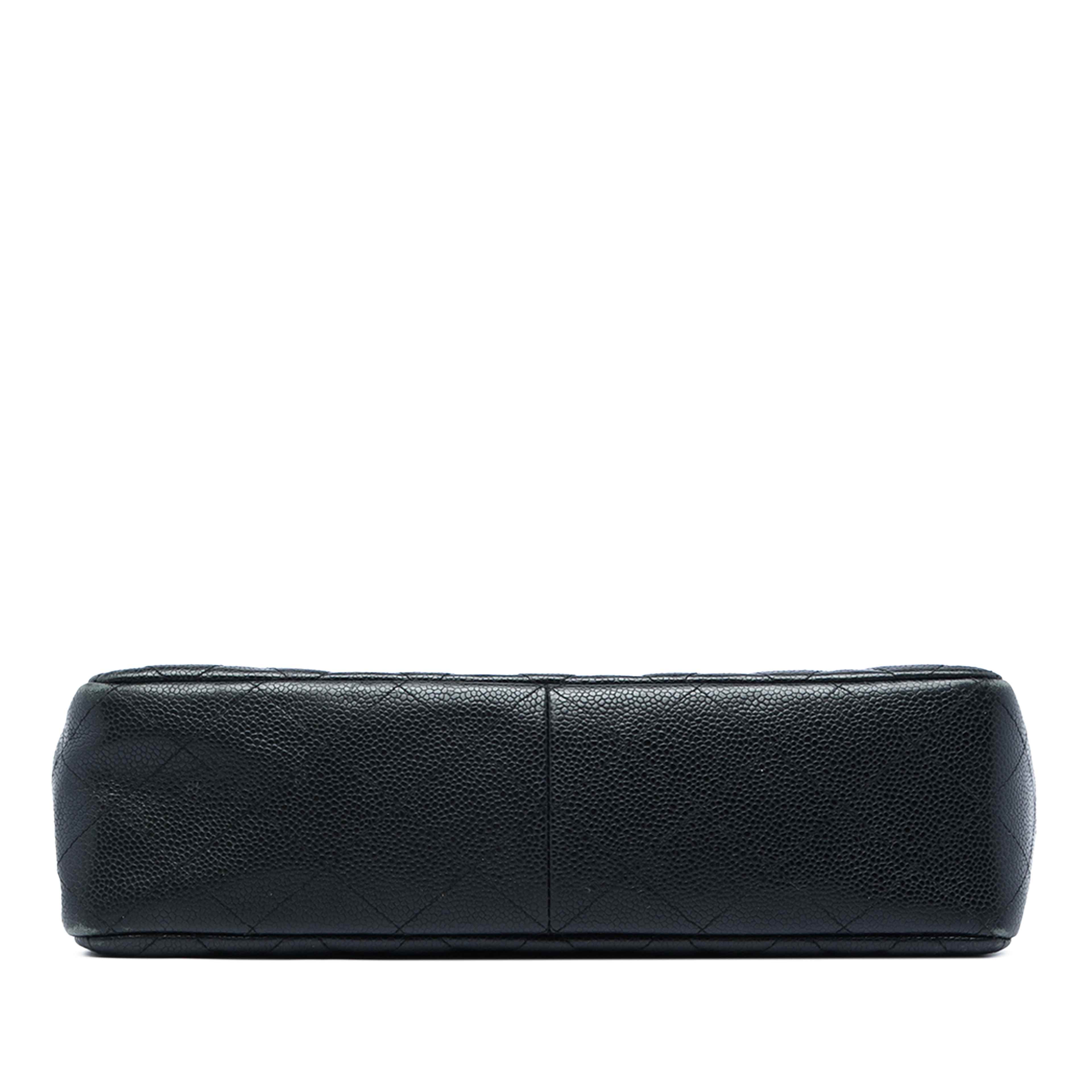 Chanel Jumbo Classic Caviar Single Flap, från Luxclusif, i färgen svart. Klicka för att öppna bilden i stort format