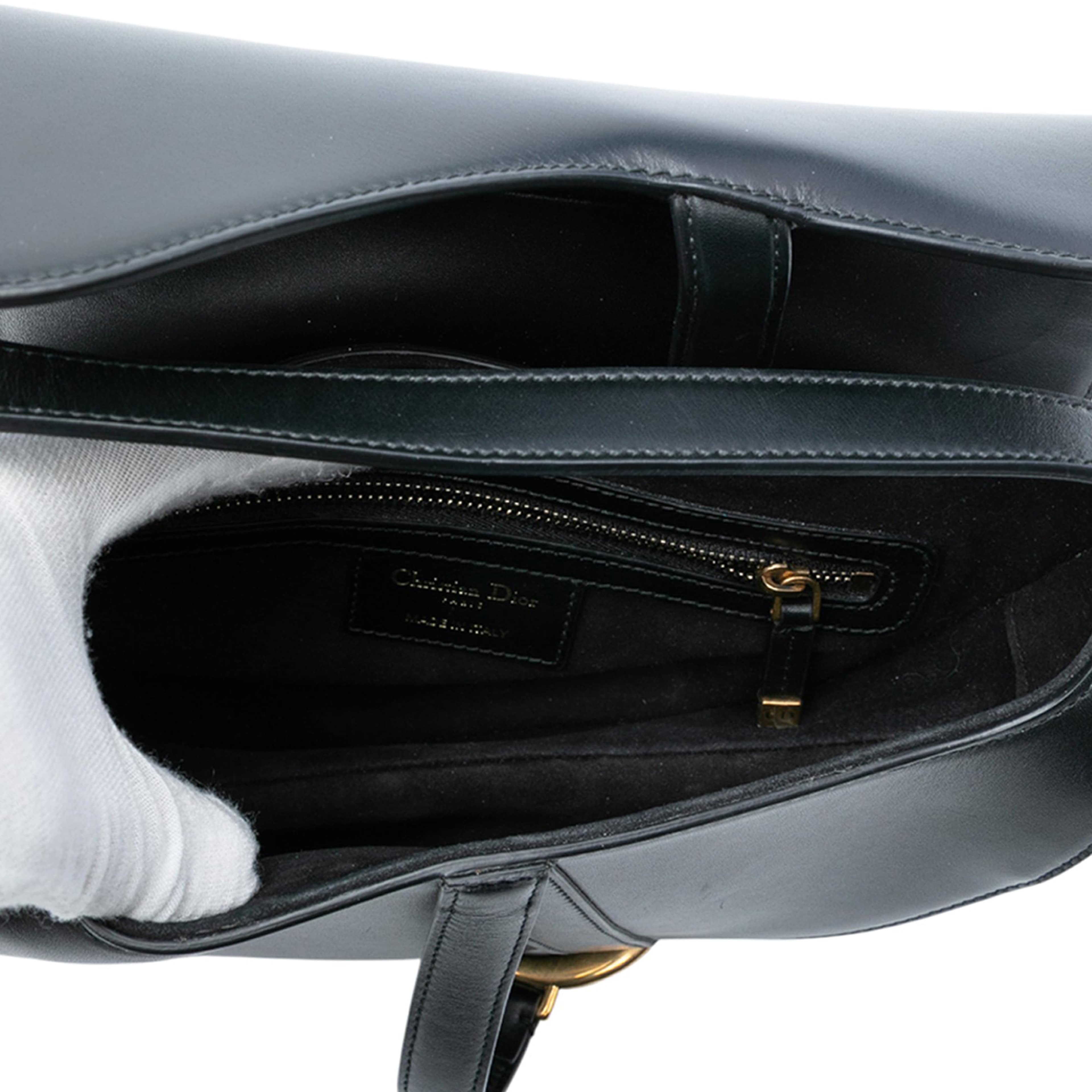 Dior Mini Leather Saddle Bag, från Luxclusif, i färgen black. Klicka för att öppna bilden i stort format