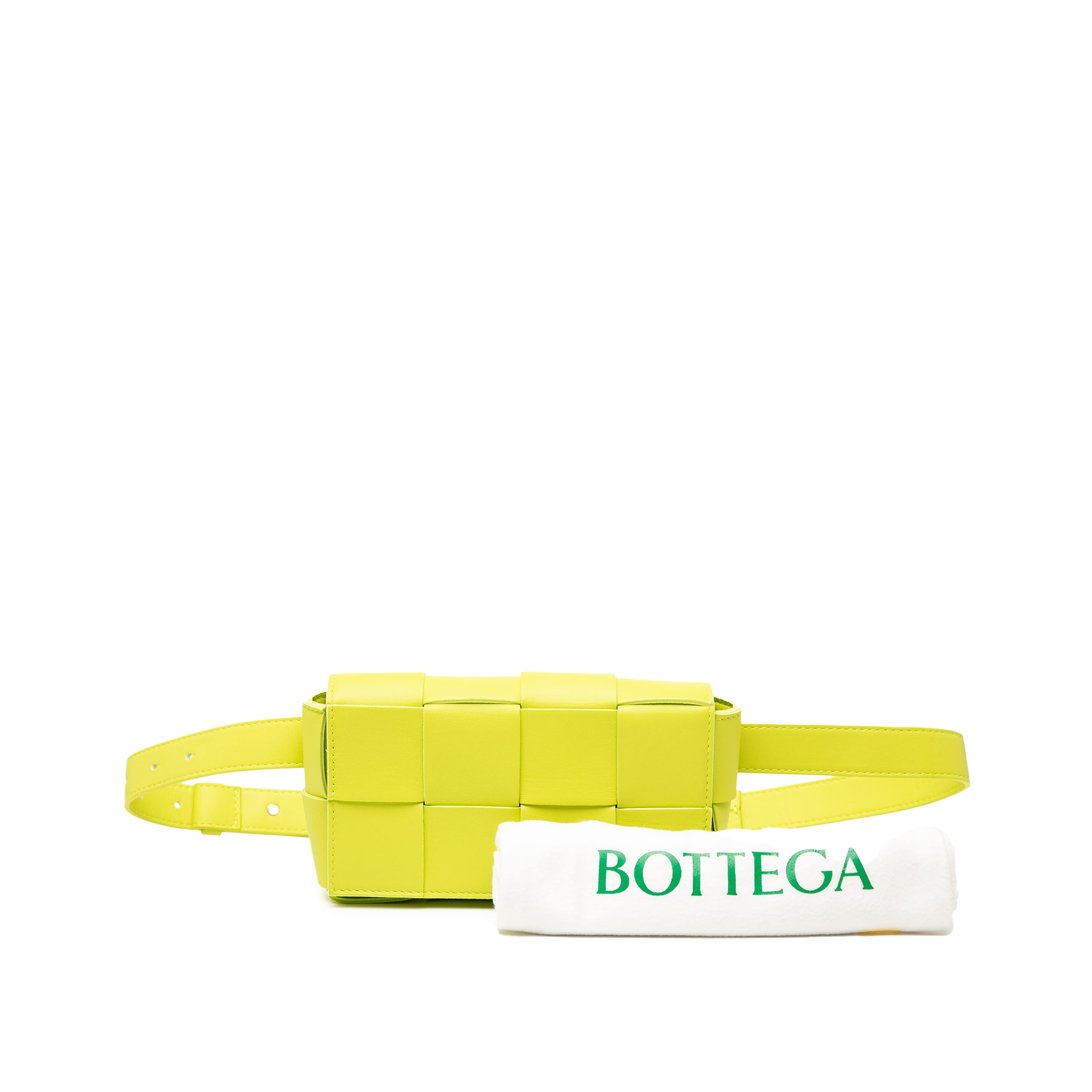 Bottega Veneta Mini Nappa Intrecciato Cassette Belt Bag, från Luxclusif, i färgen gul. Klicka för att öppna bilden i stort format