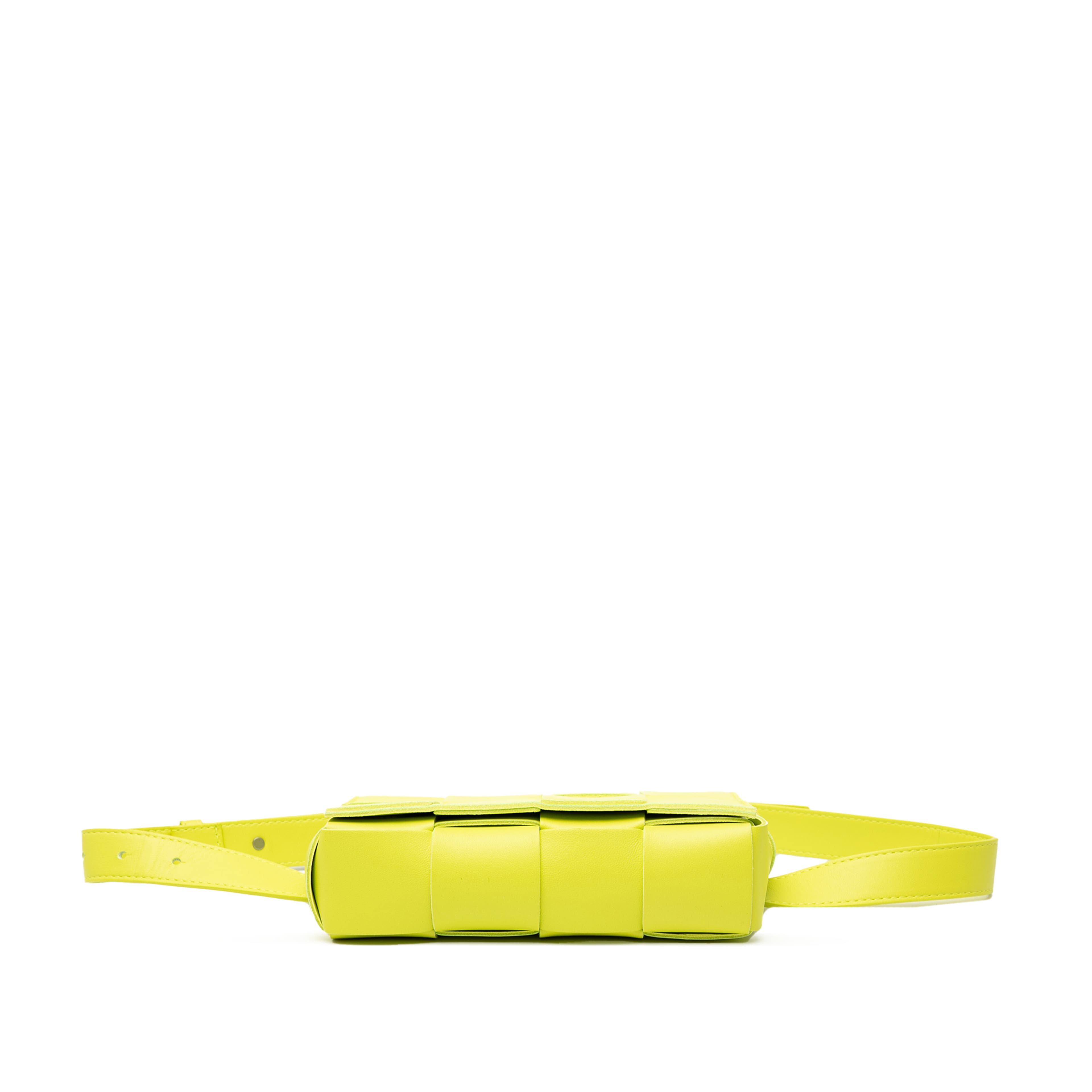 Bottega Veneta Mini Nappa Intrecciato Cassette Belt Bag, från Luxclusif, i färgen gul. Klicka för att öppna bilden i stort format