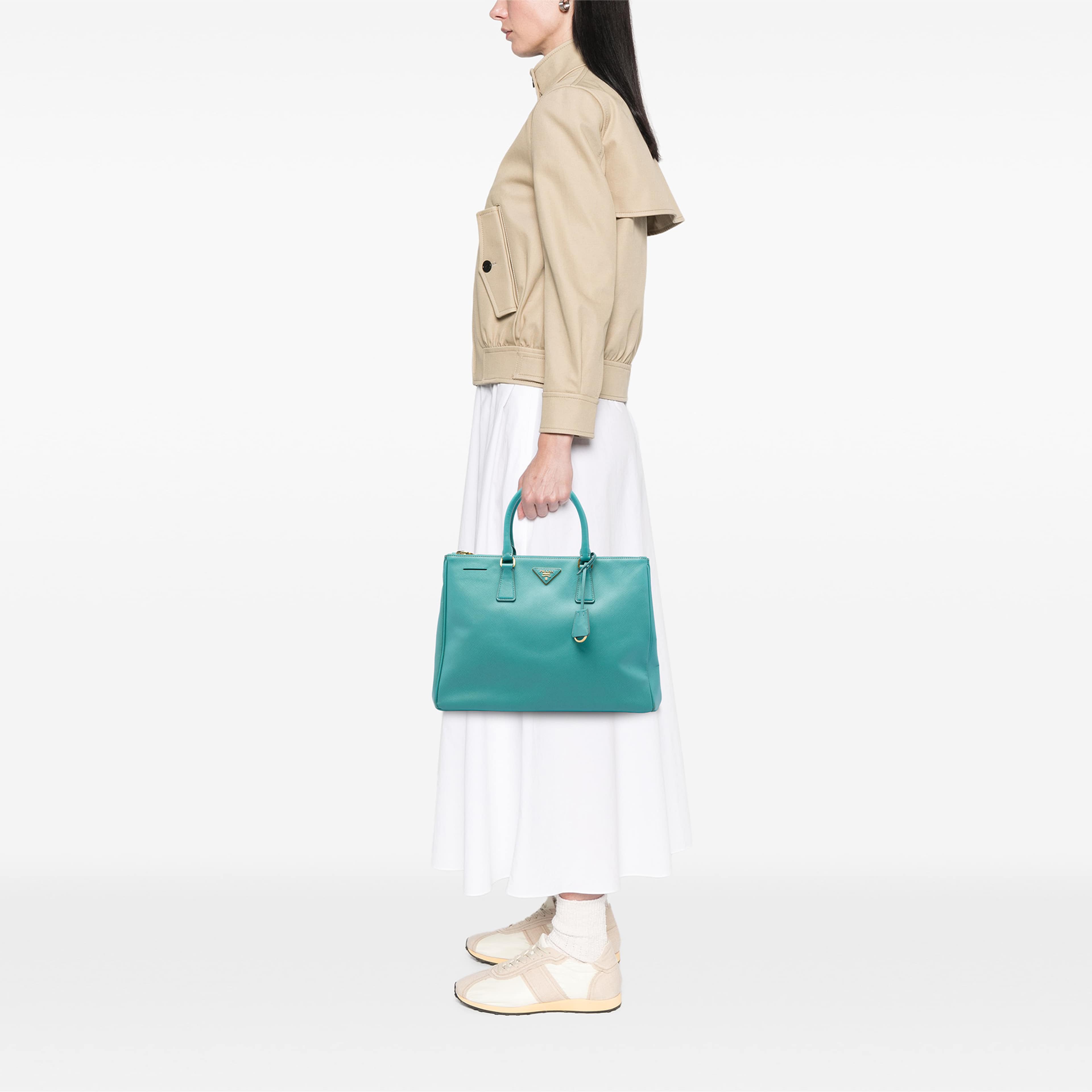 Prada Large Saffiano Lux Galleria Double Zip Tote, från Luxclusif, i färgen blå. Klicka för att öppna bilden i stort format