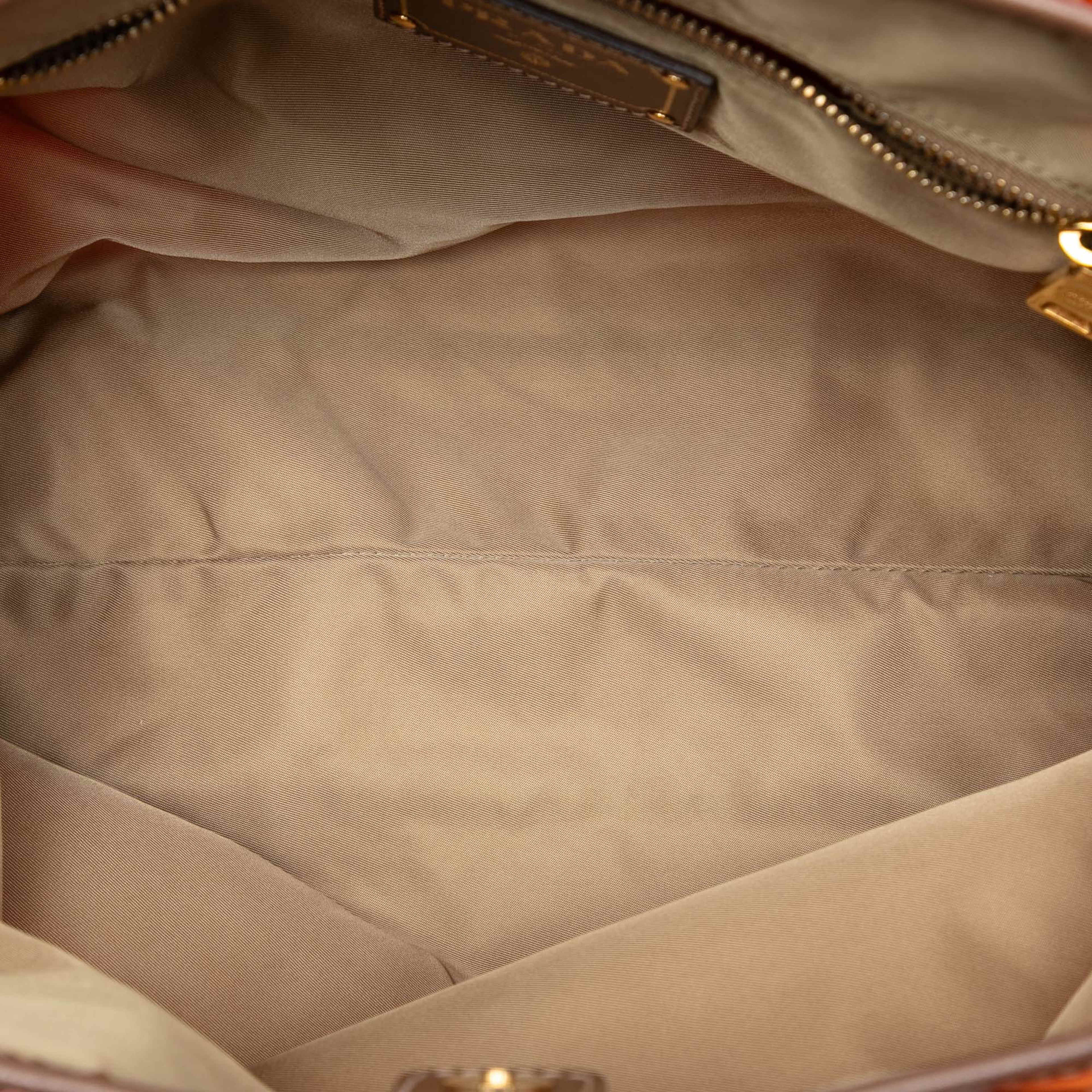 Prada Saffiano Trimmed Tessuto Open Tote, från Luxclusif, i färgen orange. Klicka för att öppna bilden i stort format