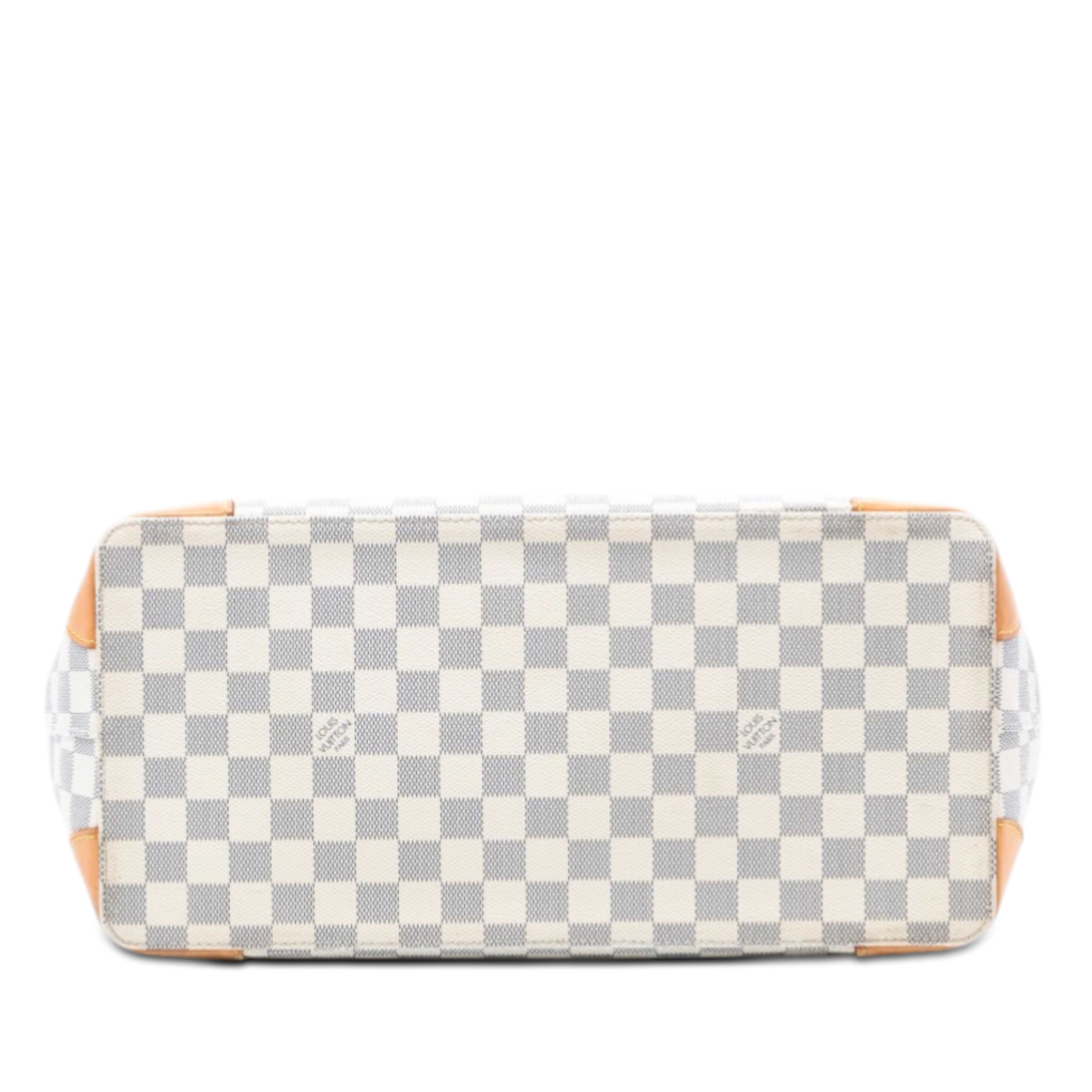 Louis Vuitton Damier Azur Hampstead Mm, från Luxclusif, i färgen white. Klicka för att öppna bilden i stort format