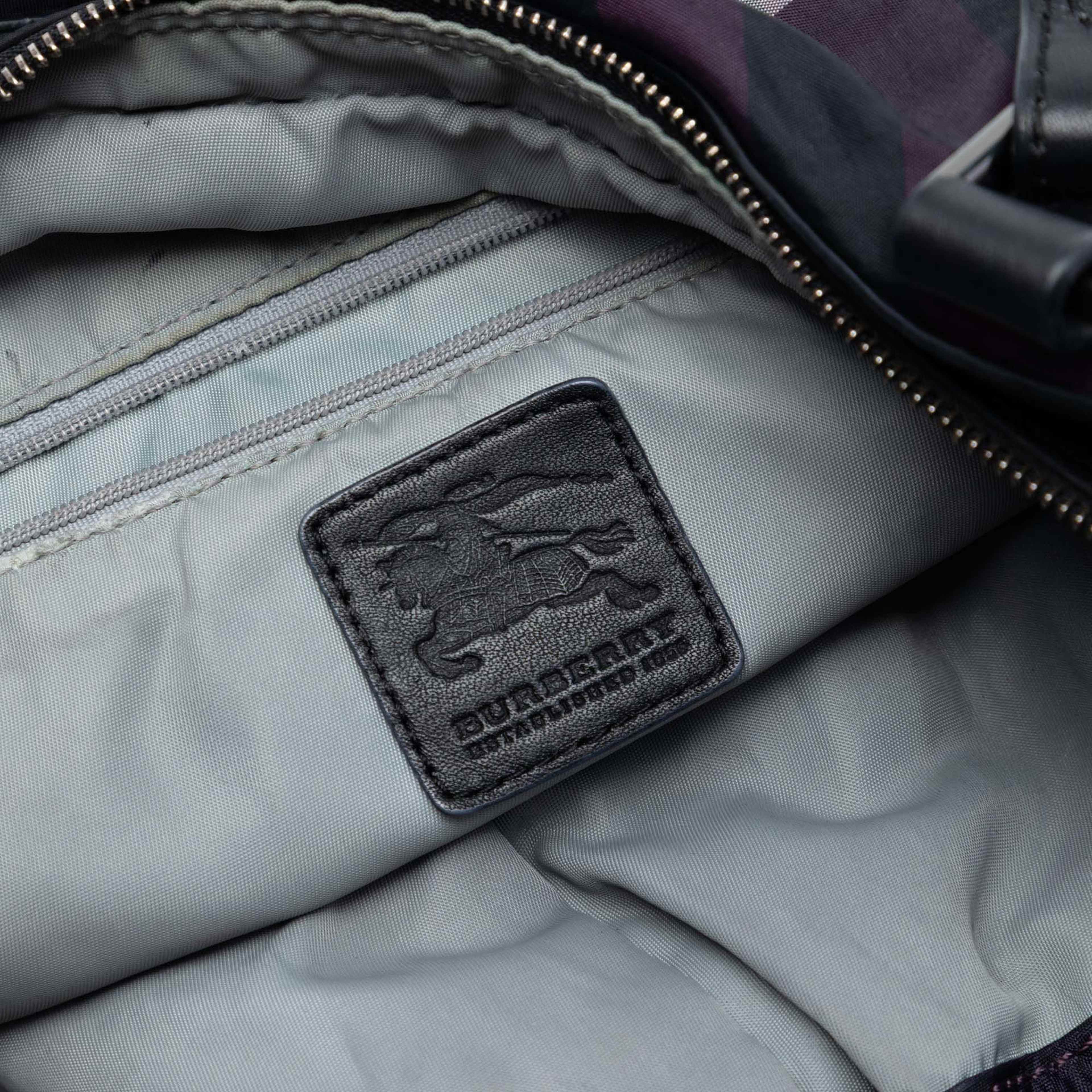 Burberry Supernova Check Nylon Buckleigh Tote, från Luxclusif, i färgen violet. Klicka för att öppna bilden i stort format