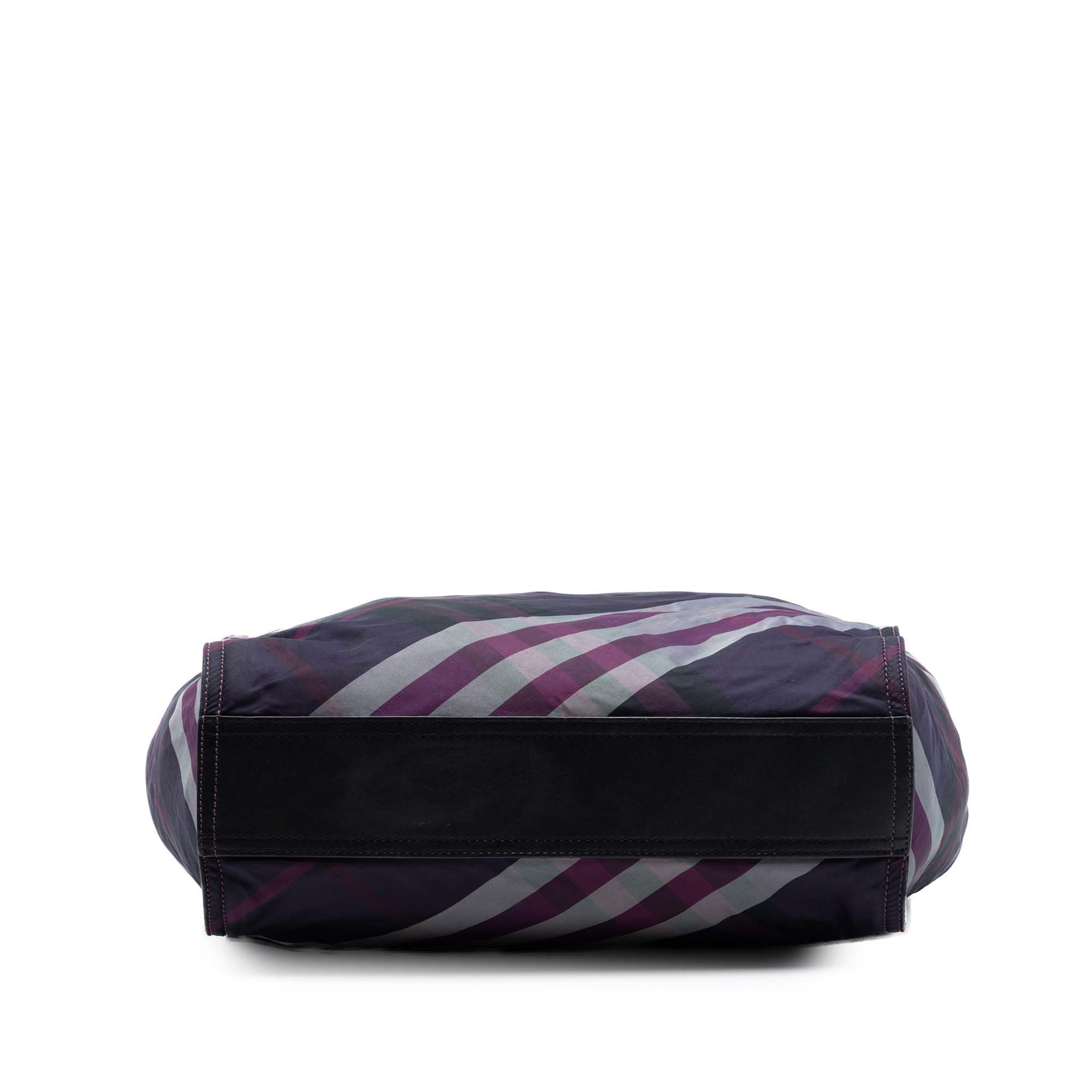 Burberry Supernova Check Nylon Buckleigh Tote, från Luxclusif, i färgen violet. Klicka för att öppna bilden i stort format