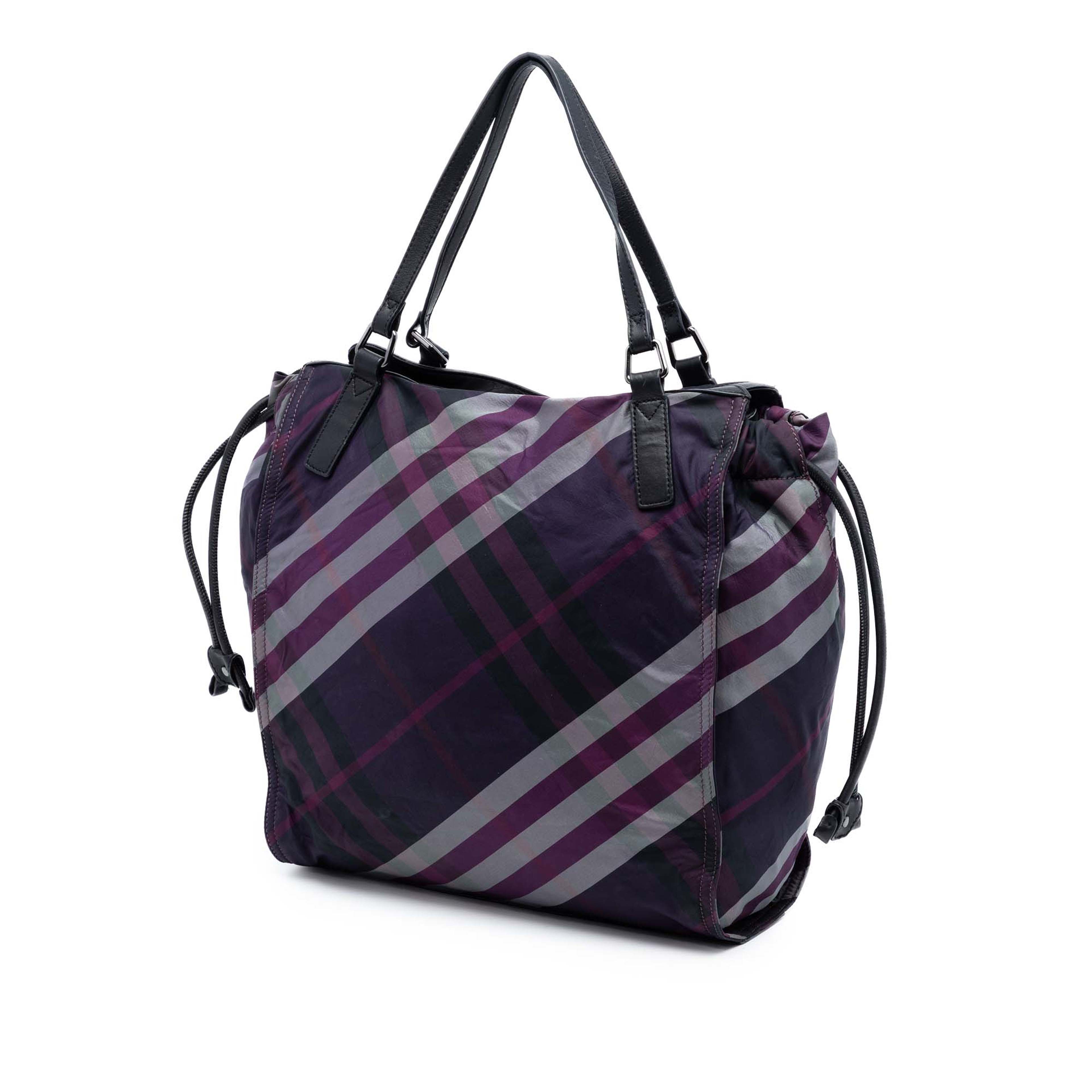 Burberry Supernova Check Nylon Buckleigh Tote, från Luxclusif, i färgen violet. Klicka för att öppna bilden i stort format