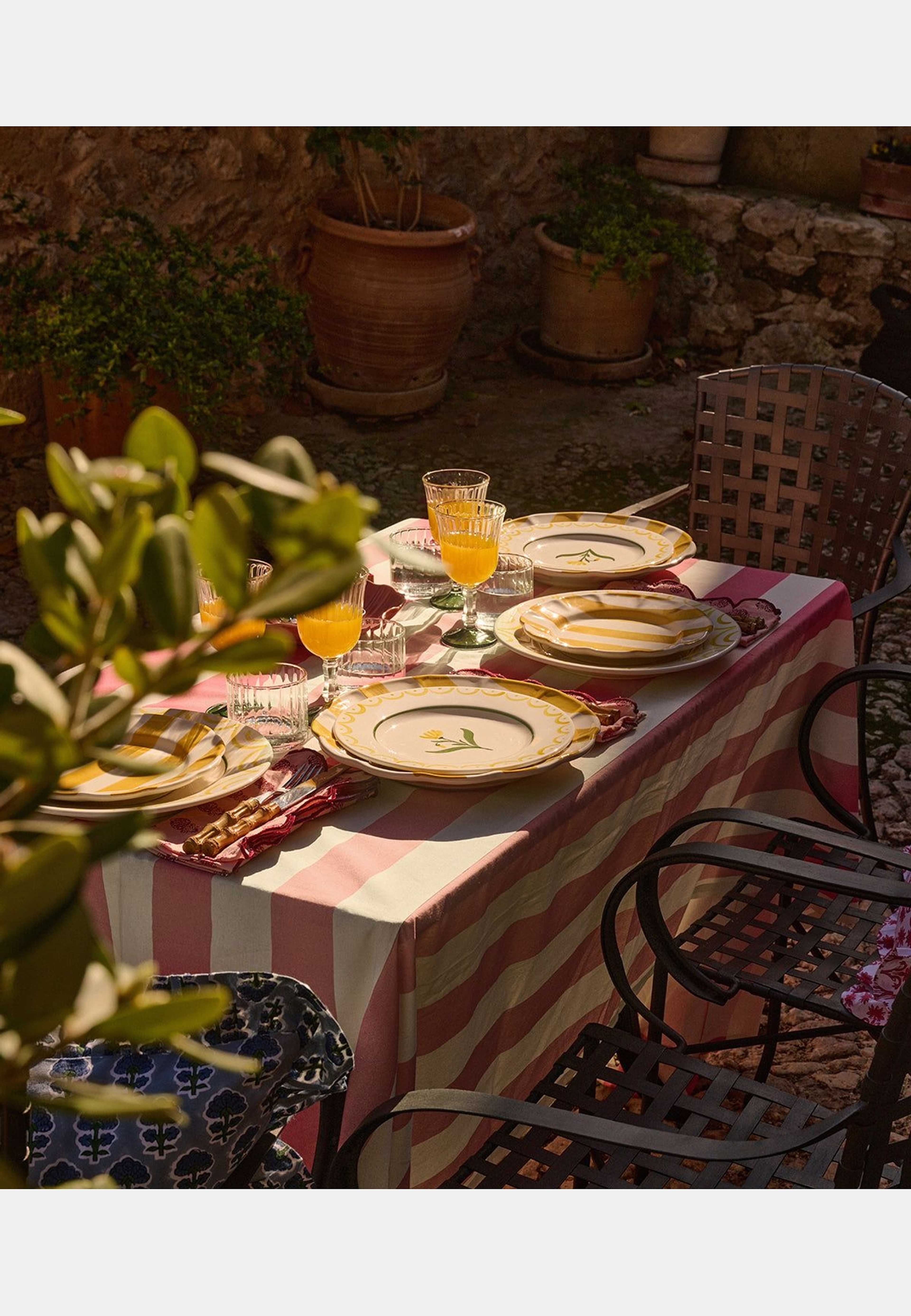 Breton Bordsduk - 150x350 Cm, från Pick A Poppy, i färgen pink. Klicka för att öppna bilden i stort format