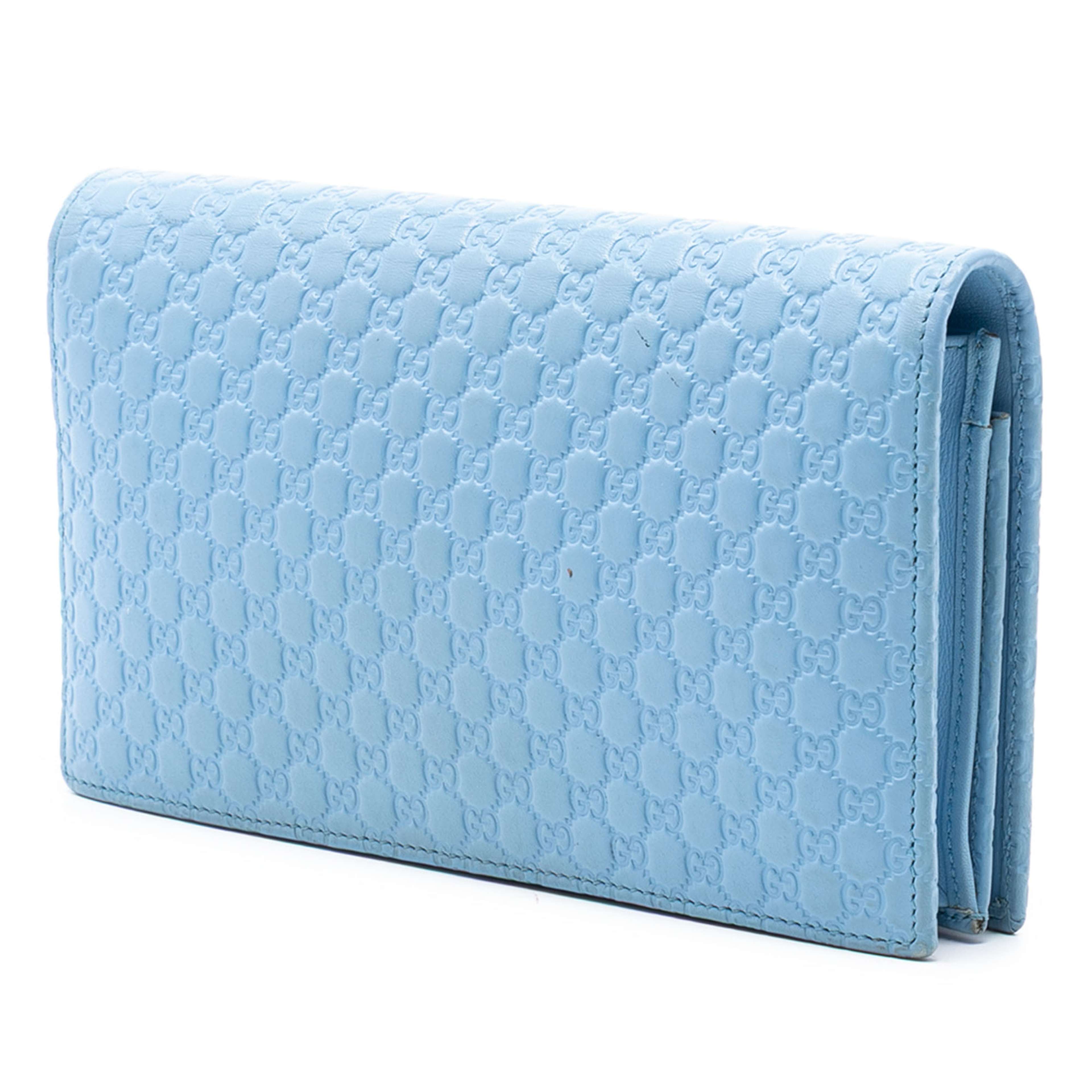 Gucci Microguccissima Wallet On Strap, från Luxclusif, i färgen blue. Klicka för att öppna bilden i stort format