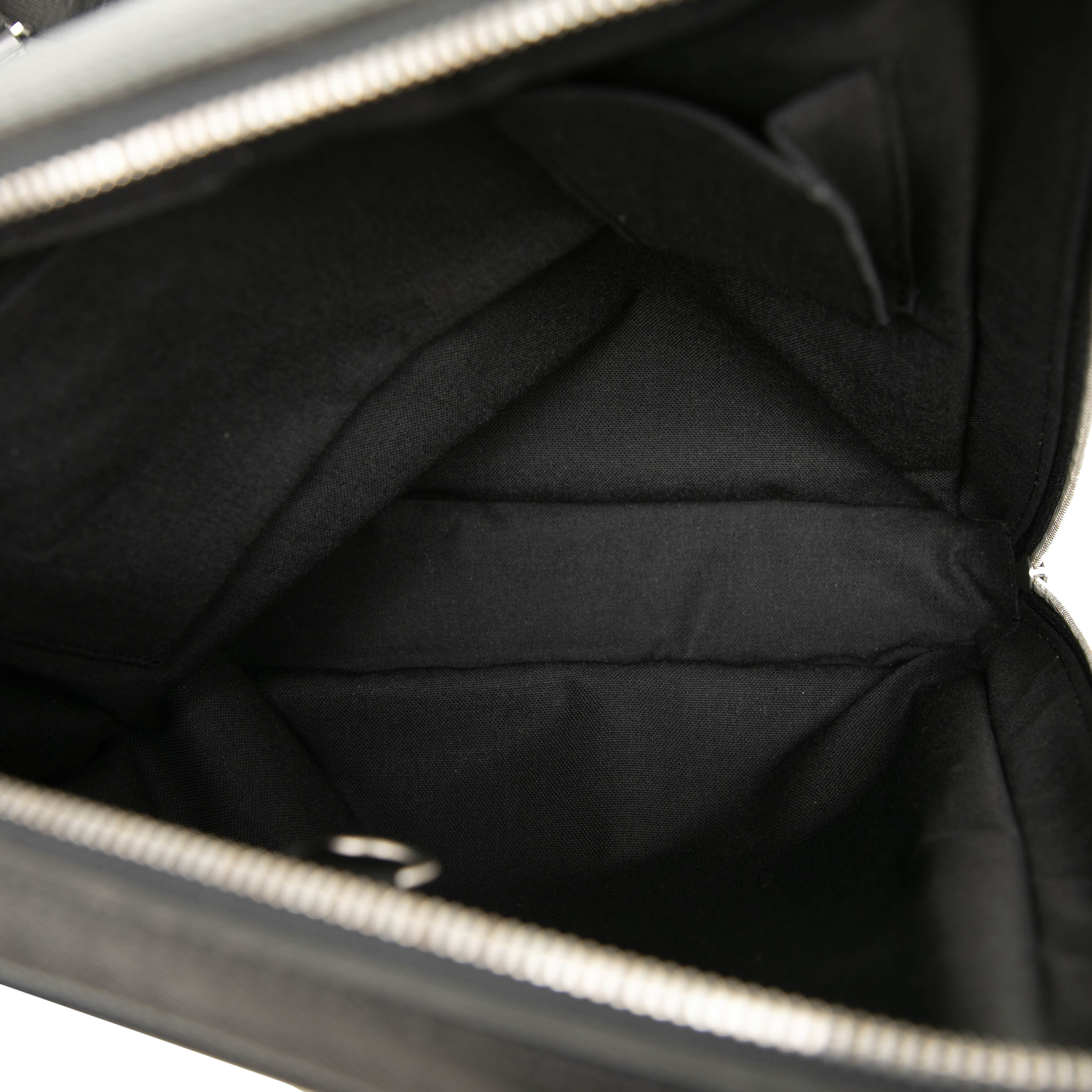 Louis Vuitton Taiga Beluga, från Luxclusif, i färgen black. Klicka för att öppna bilden i stort format