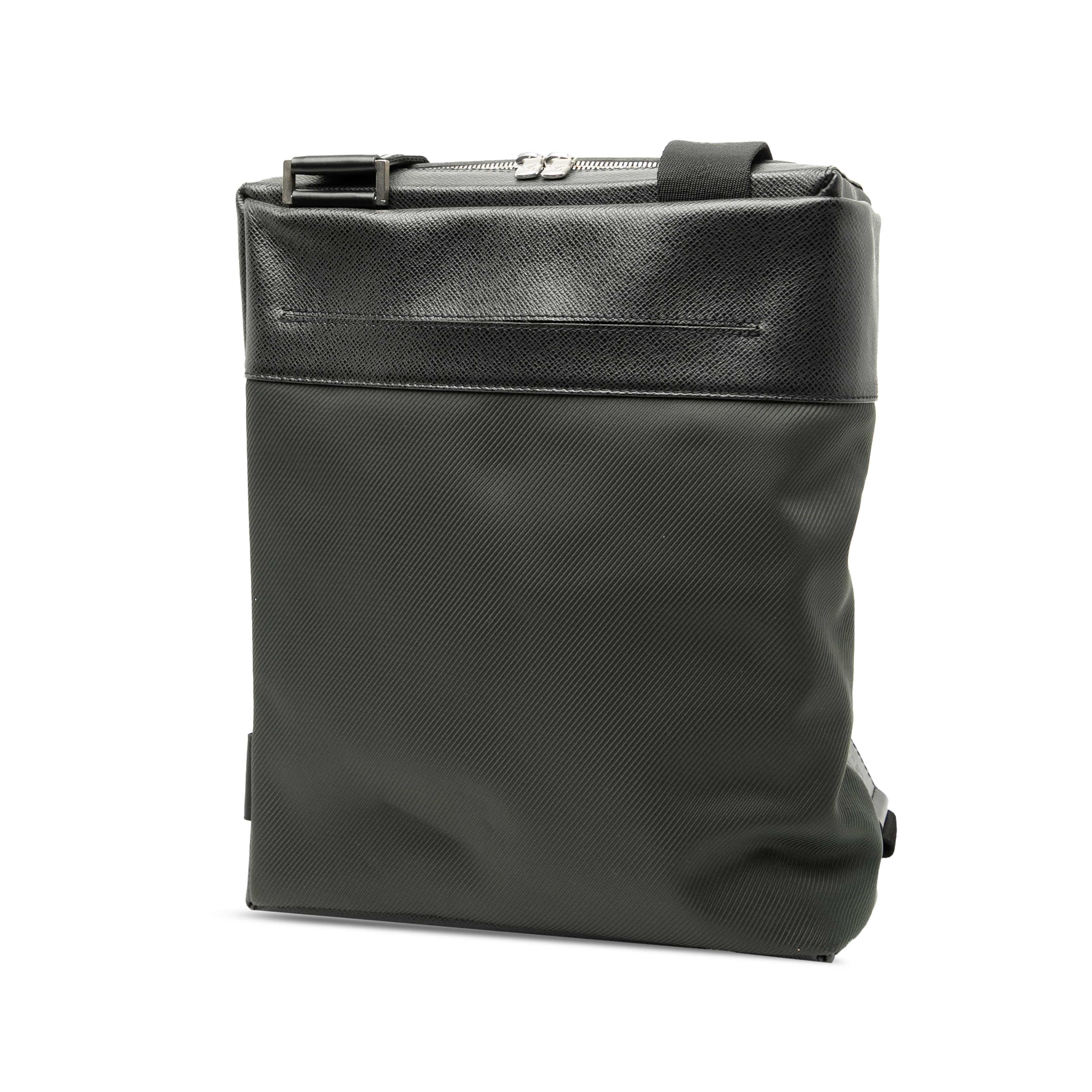 Louis Vuitton Taiga Beluga, från Luxclusif, i färgen black. Klicka för att öppna bilden i stort format