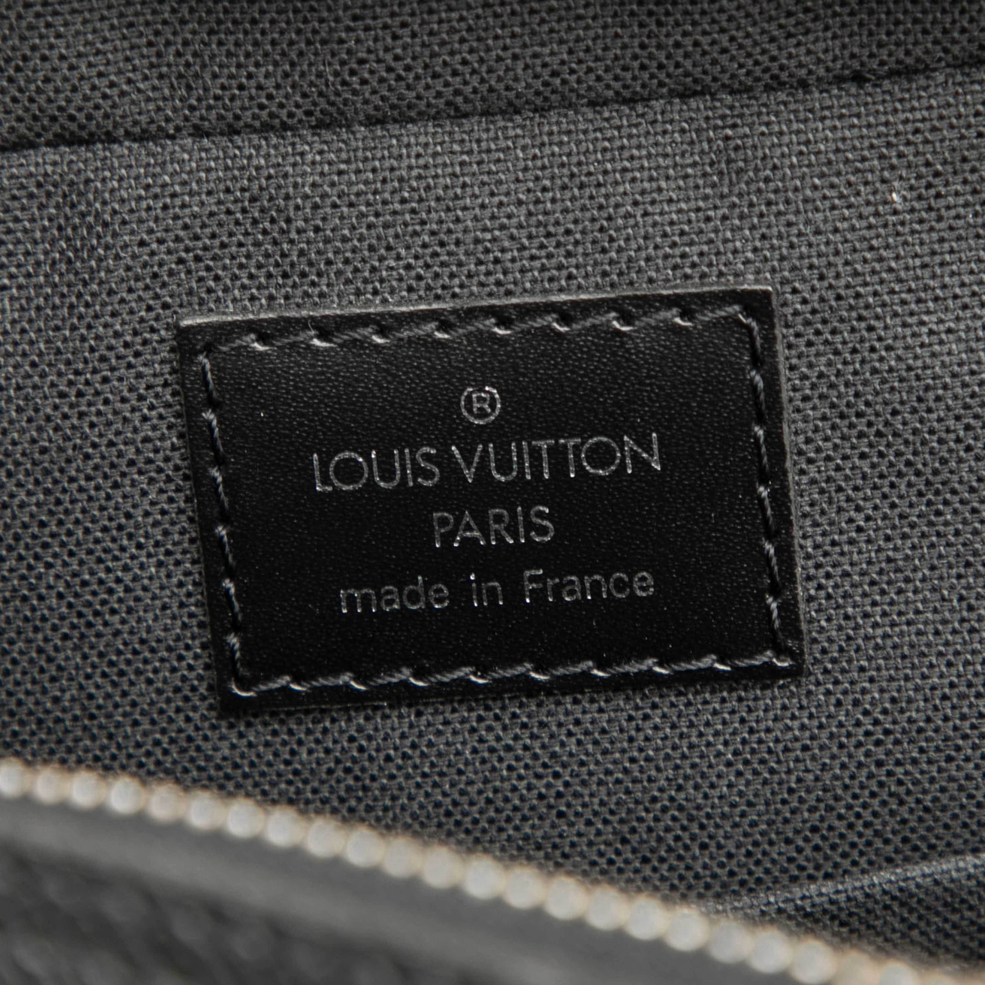 Louis Vuitton Taiga Beluga, från Luxclusif, i färgen black. Klicka för att öppna bilden i stort format