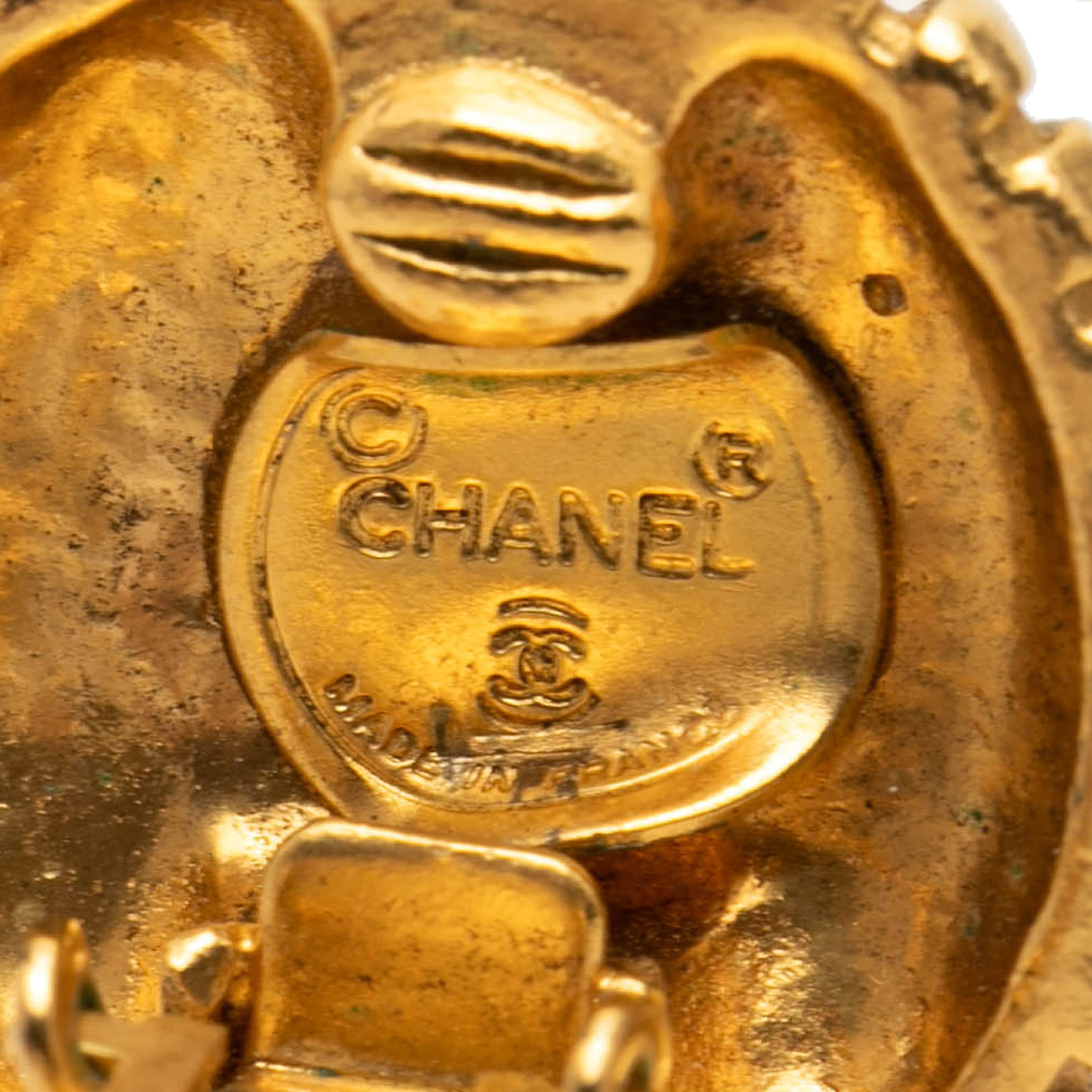 Chanel Gold Plated Cc Sunburst Clip On Earrings, från Luxclusif, i färgen gold. Klicka för att öppna bilden i stort format