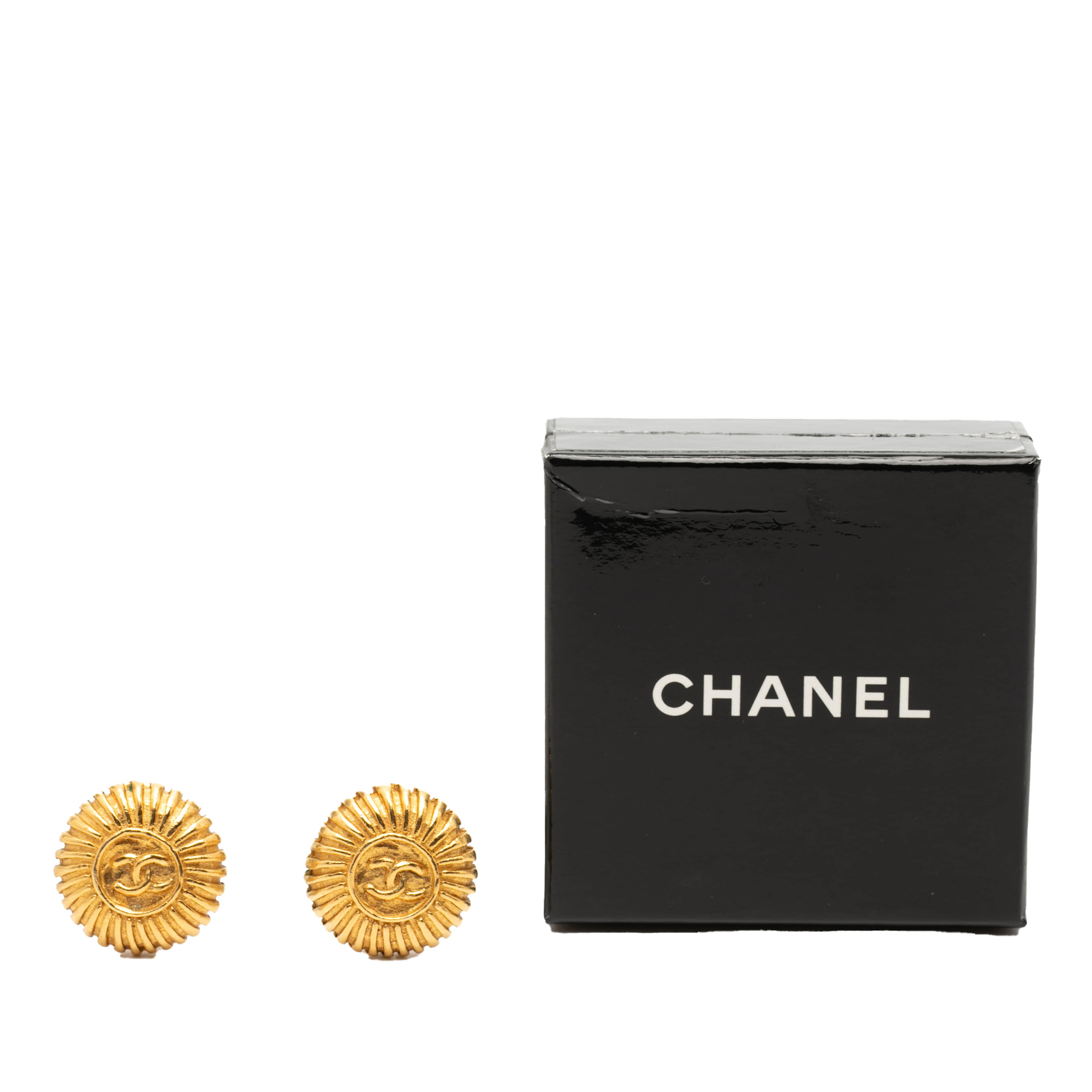 Chanel Gold Plated Cc Sunburst Clip On Earrings, från Luxclusif, i färgen gold. Klicka för att öppna bilden i stort format