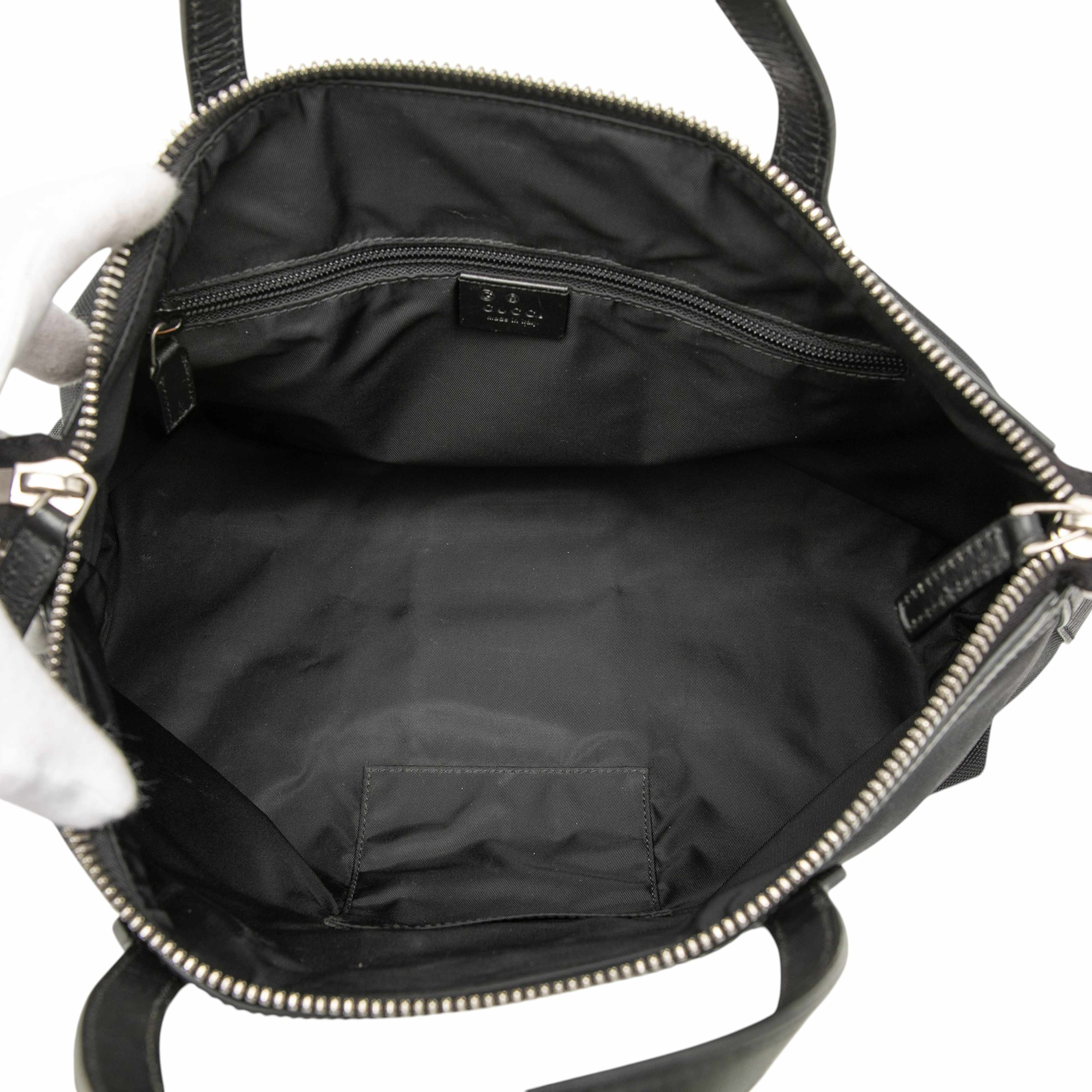 Gucci Canvas Techno Web Satchel, från Luxclusif, i färgen black. Klicka för att öppna bilden i stort format