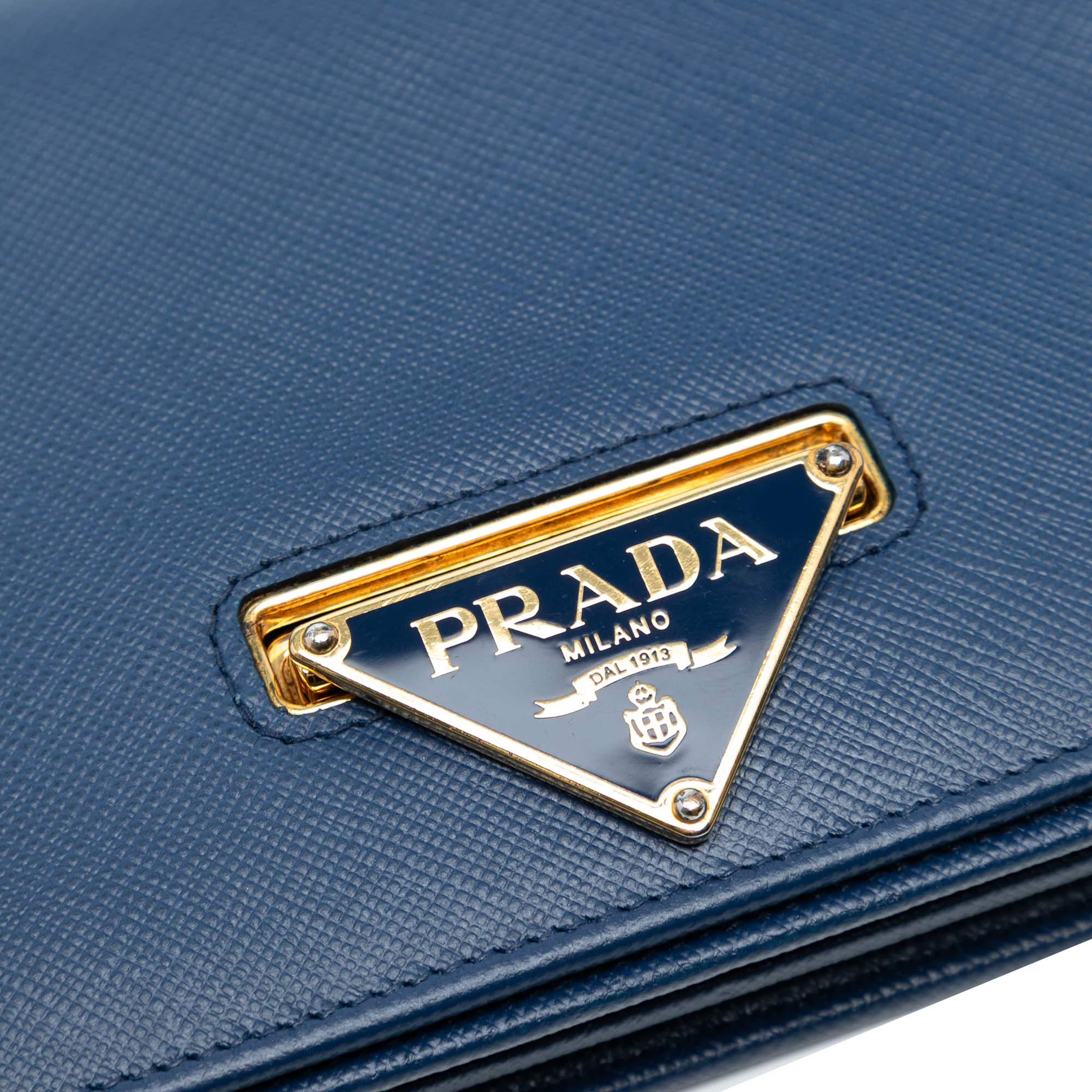 Prada Saffiano Lux Flip Lock Wallet On Chain, från Luxclusif, i färgen blue. Klicka för att öppna bilden i stort format