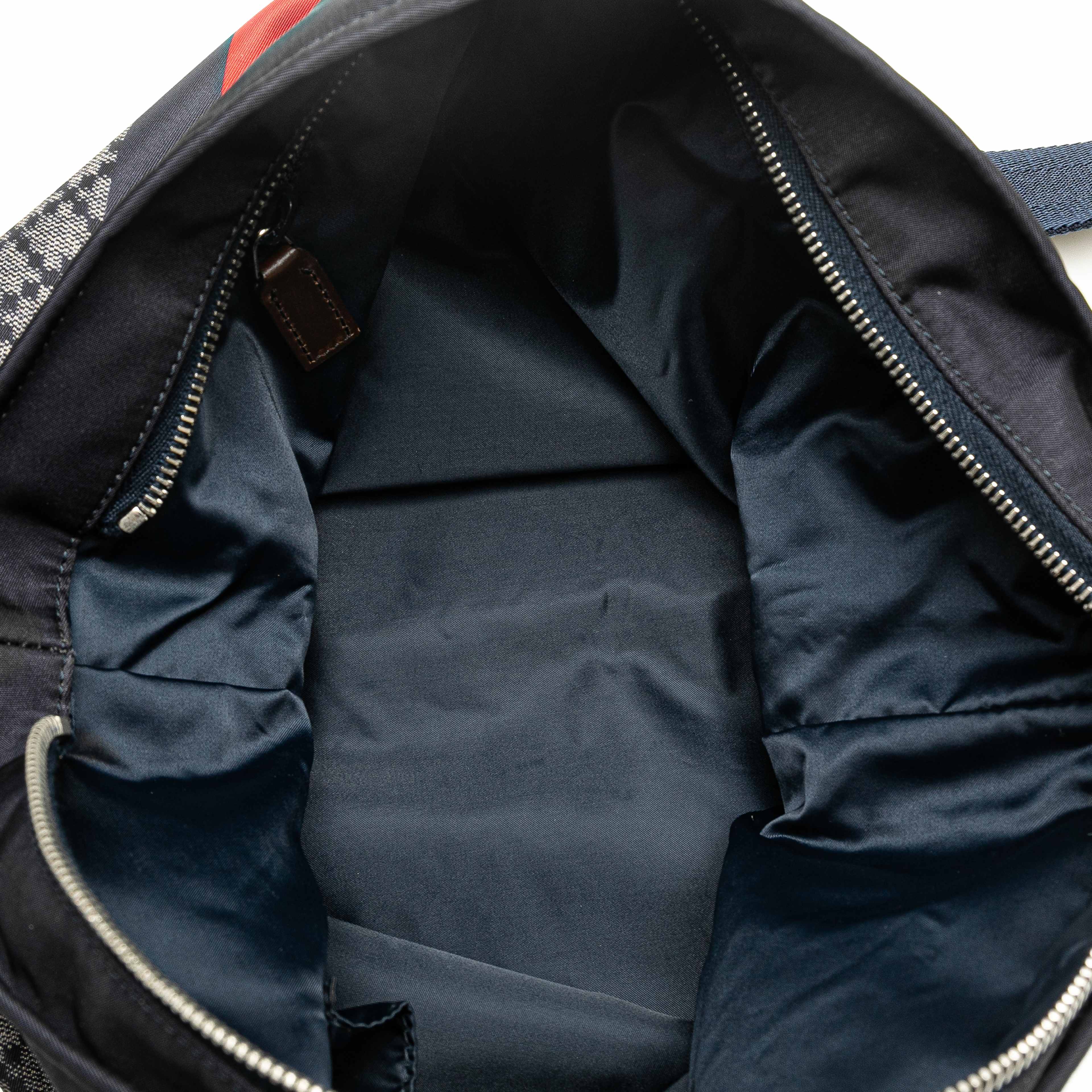 Gucci Diamante Nylon Web Crossbody, från Luxclusif, i färgen navy. Klicka för att öppna bilden i stort format