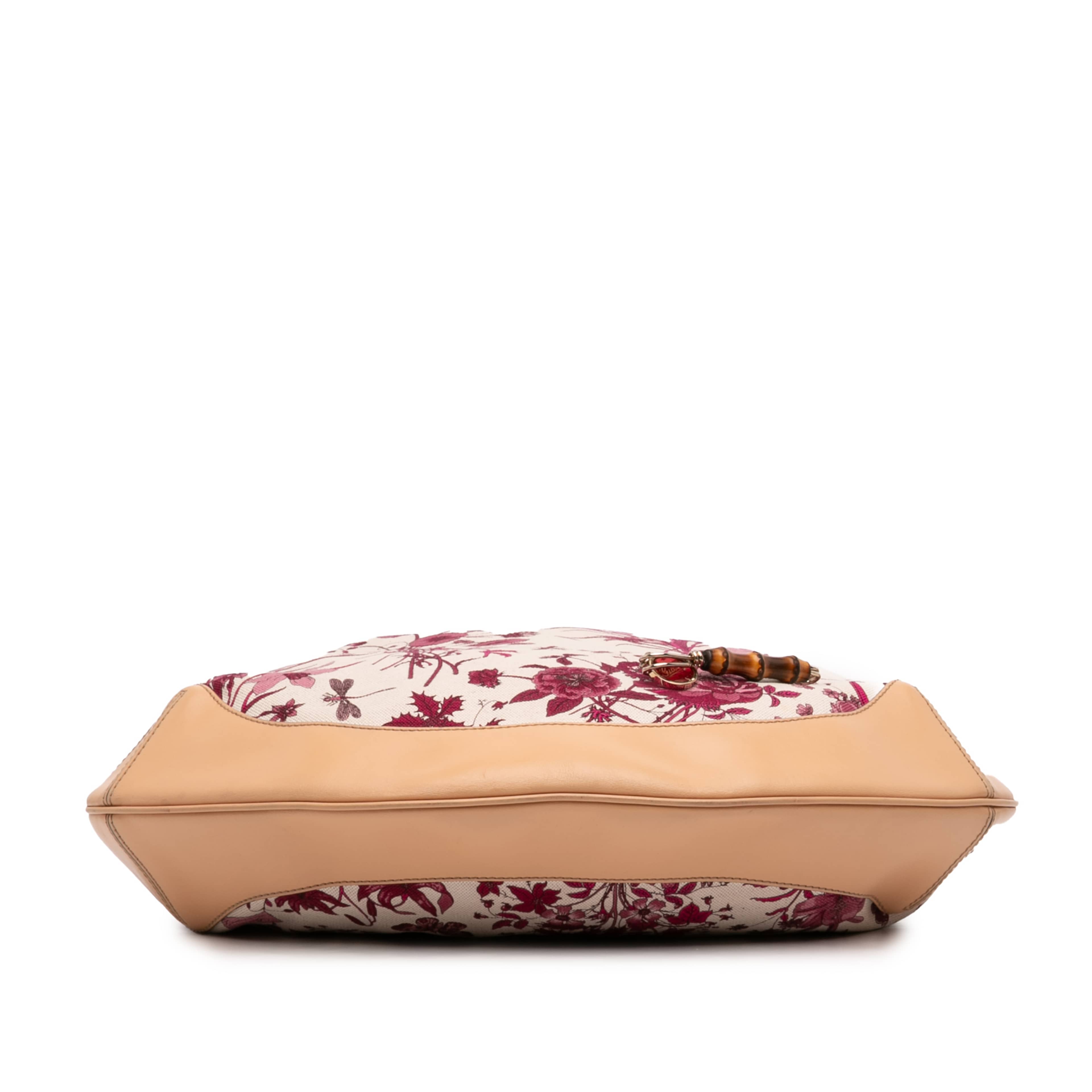 Gucci Canvas Floral Peggy Bamboo Hobo, från Luxclusif, i färgen white. Klicka för att öppna bilden i stort format