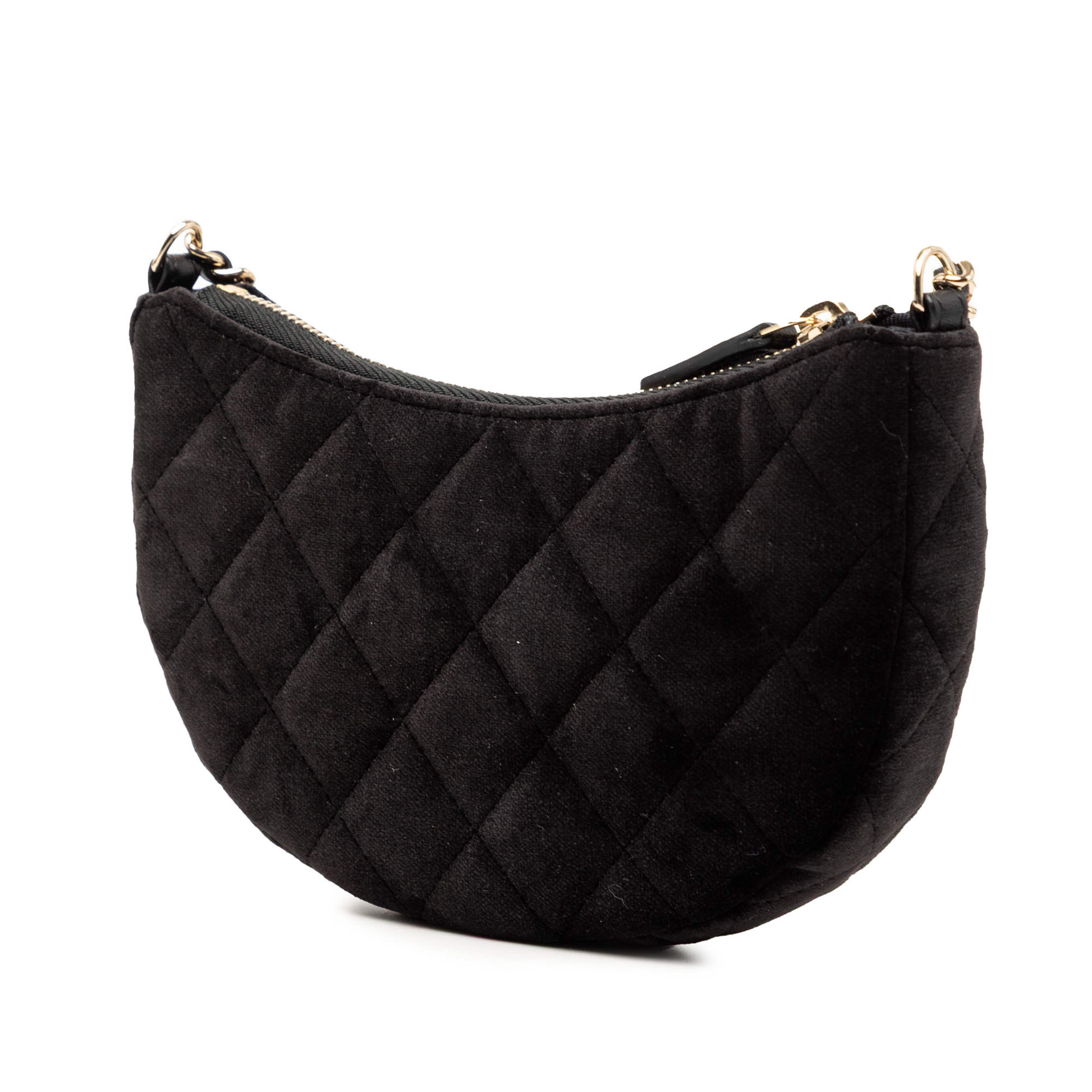 Chanel Cc Quilted Velour Half Moon Chain Crossbody, från Luxclusif, i färgen svart. Klicka för att öppna bilden i stort format