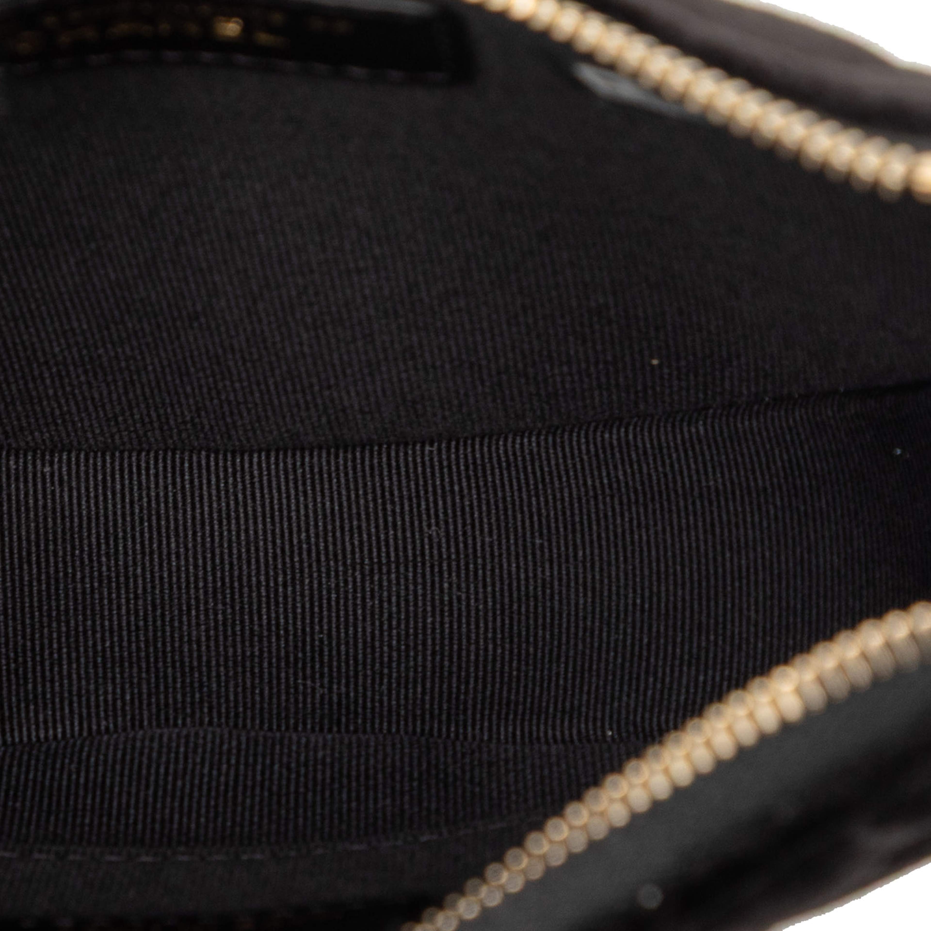 Chanel Cc Quilted Velour Half Moon Chain Crossbody, från Luxclusif, i färgen black. Klicka för att öppna bilden i stort format