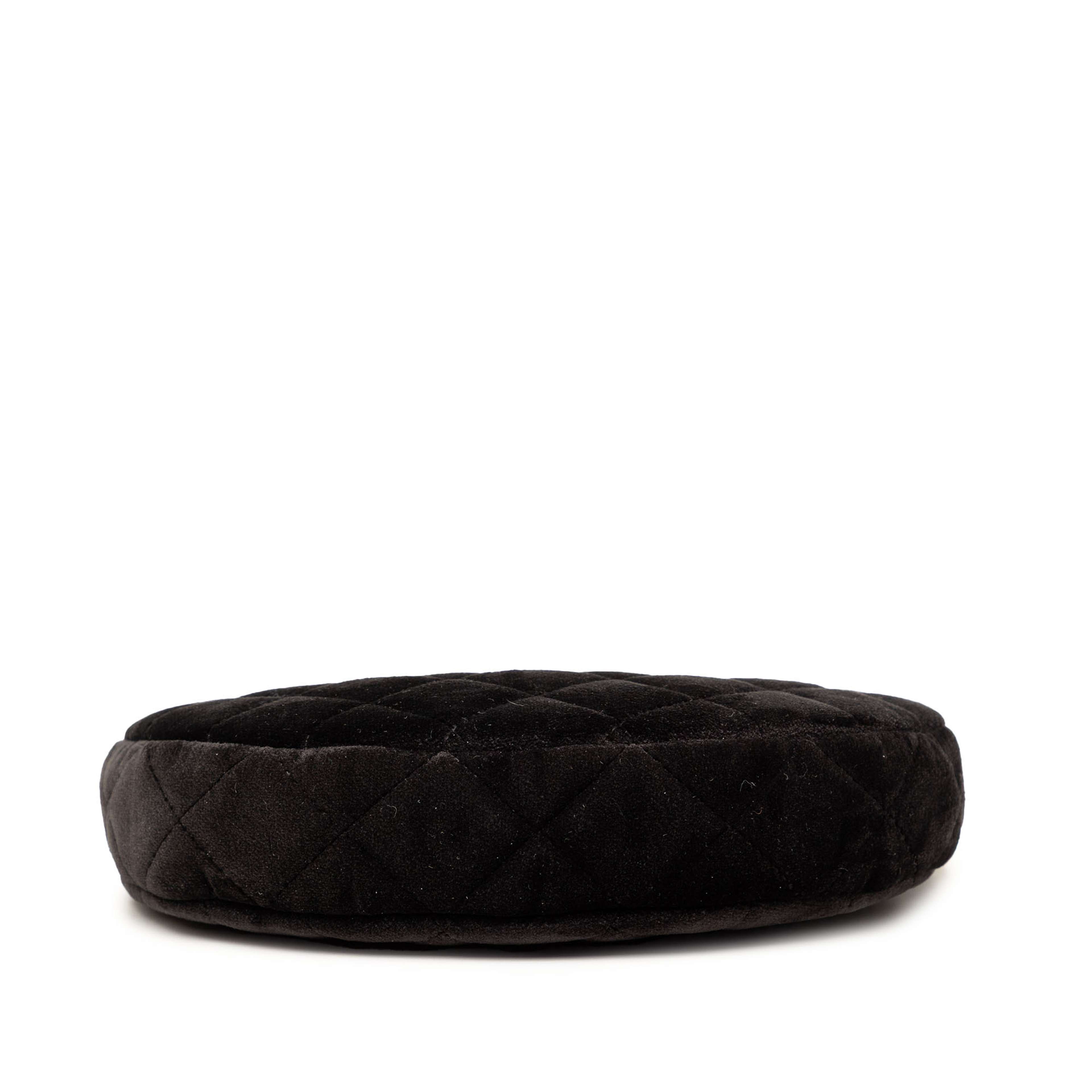 Chanel Cc Quilted Velour Half Moon Chain Crossbody, från Luxclusif, i färgen svart. Klicka för att öppna bilden i stort format