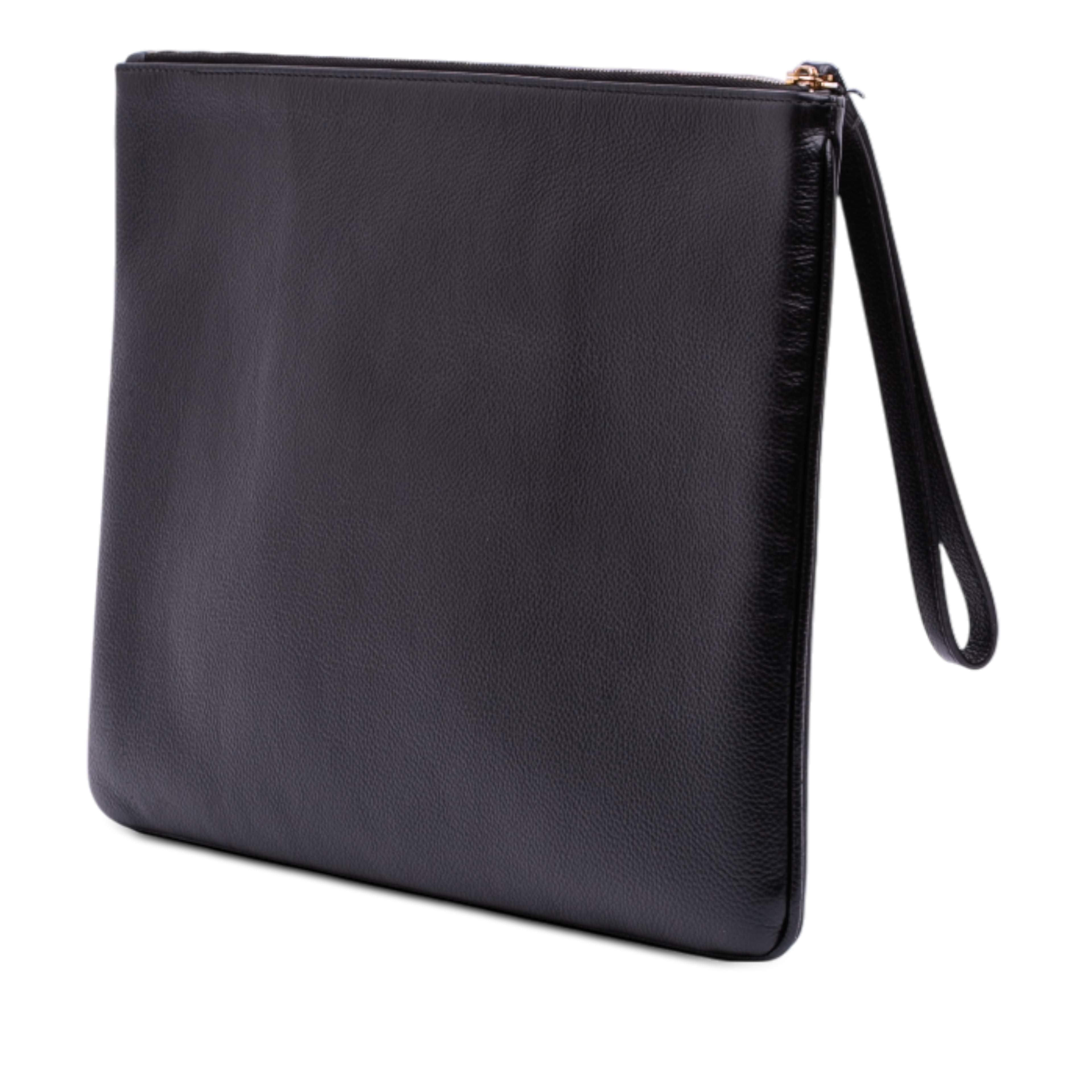 Balenciaga Leather Ville Logo Clutch, från Luxclusif, i färgen black. Klicka för att öppna bilden i stort format