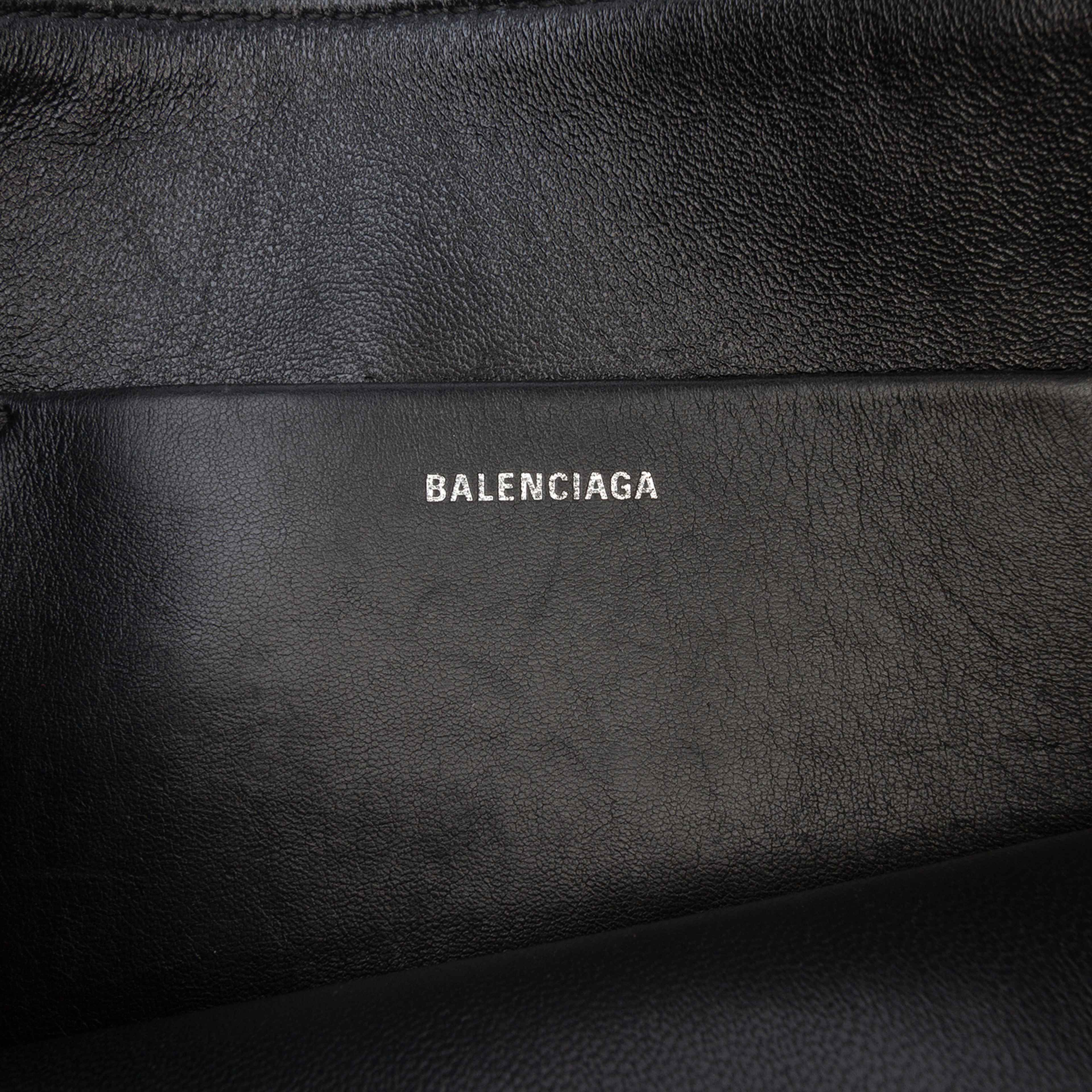 Balenciaga Leather Ville Logo Clutch, från Luxclusif, i färgen black. Klicka för att öppna bilden i stort format