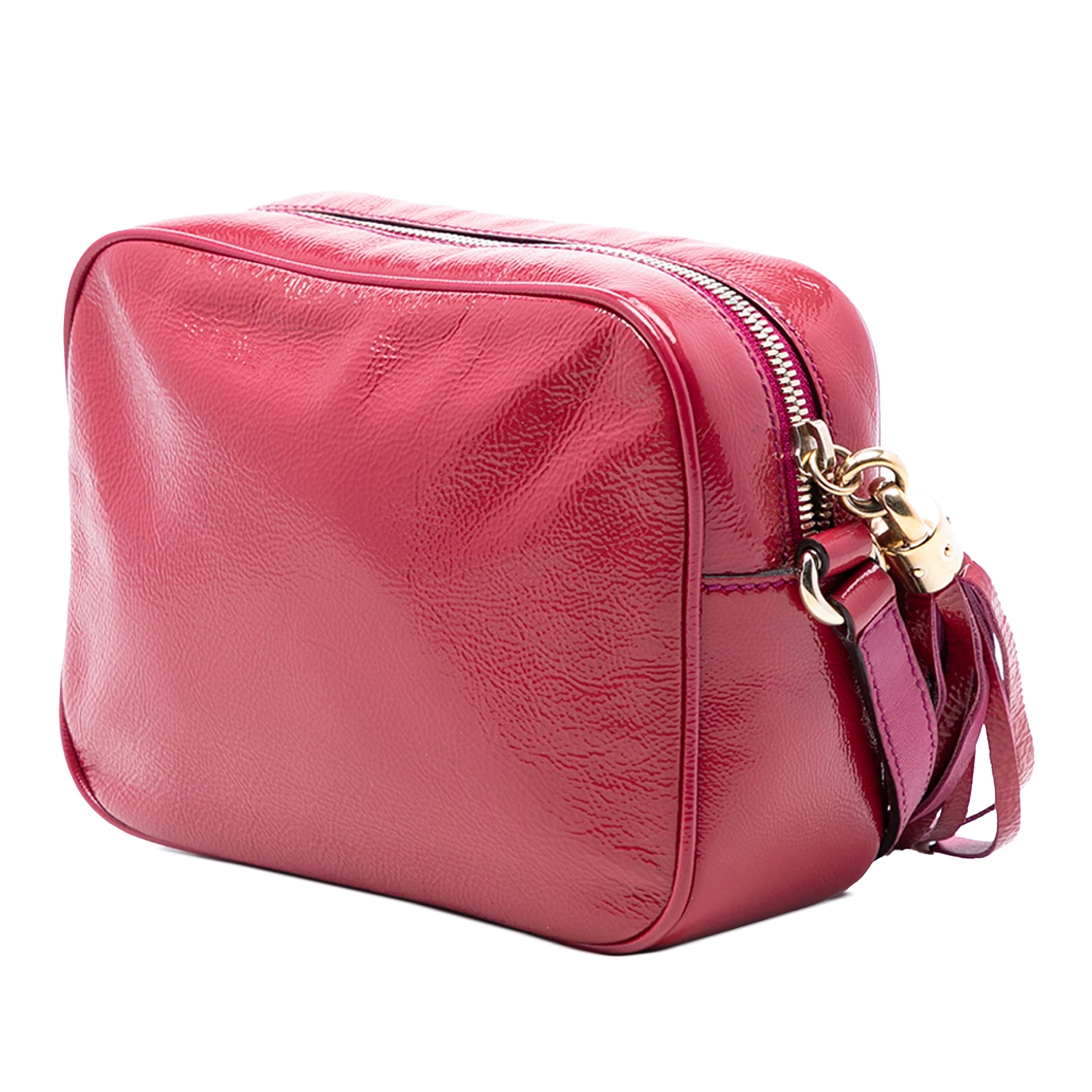 Gucci Patent Soho Disco Crossbody, från Luxclusif, i färgen rosa. Klicka för att öppna bilden i stort format