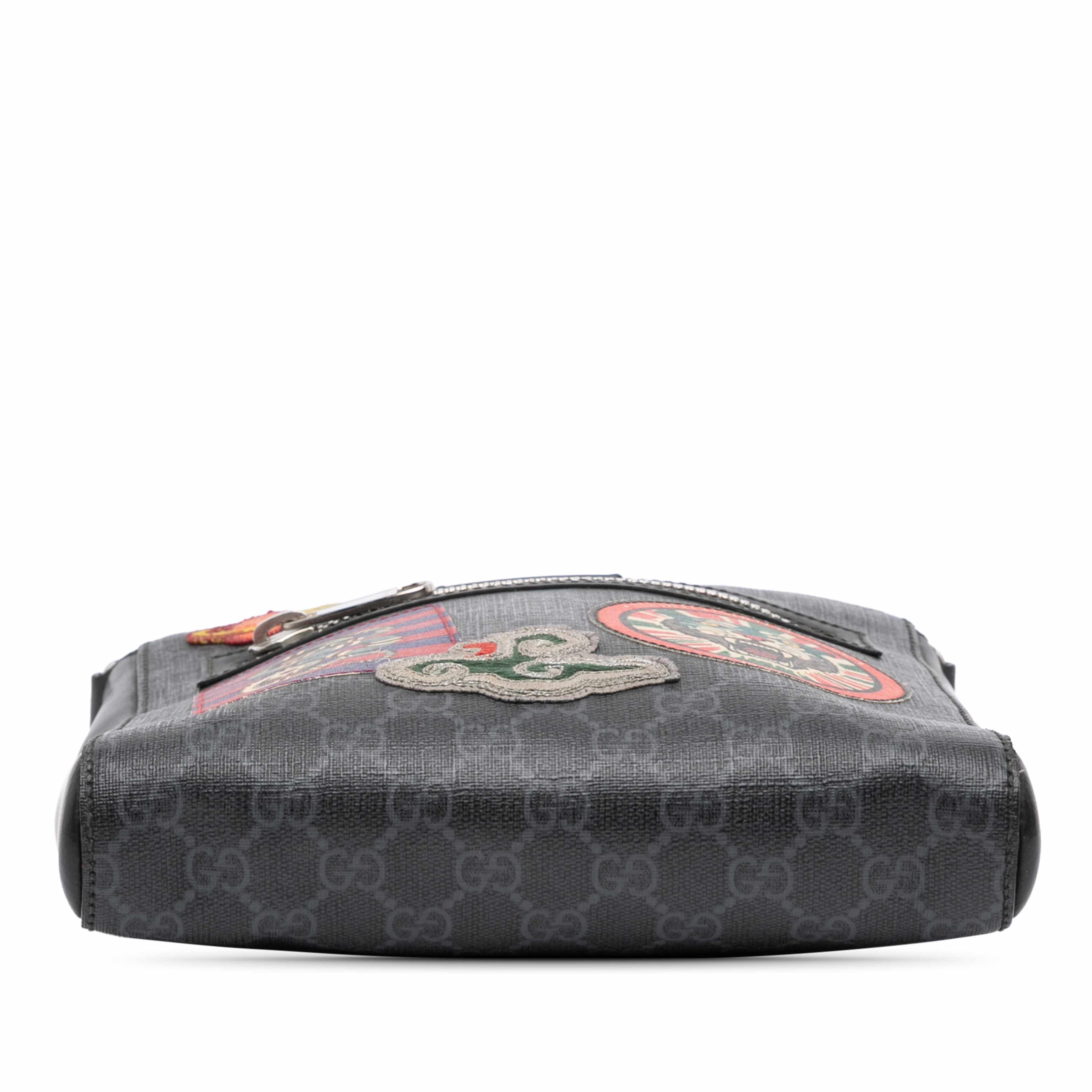 Gucci Gg Supreme Night Courrier Messenger Bag, från Luxclusif, i färgen black. Klicka för att öppna bilden i stort format