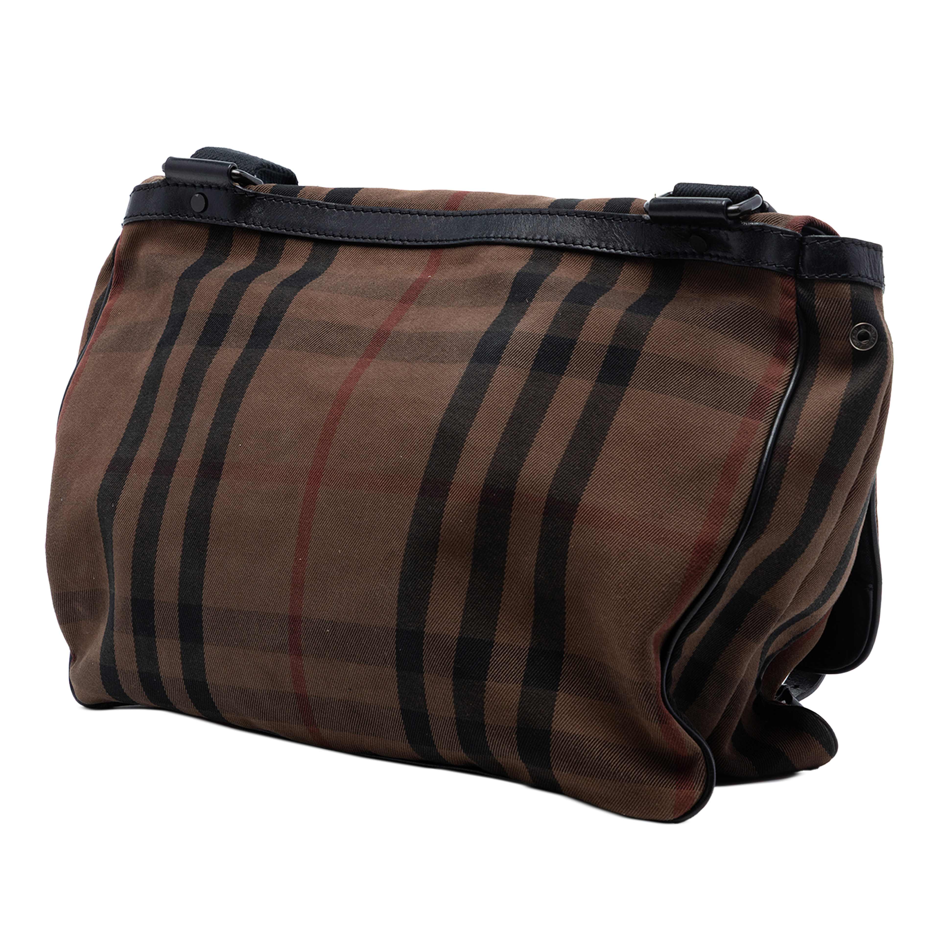 Burberry House Check Canvas Flap Crossbody, från Luxclusif, i färgen brun. Klicka för att öppna bilden i stort format