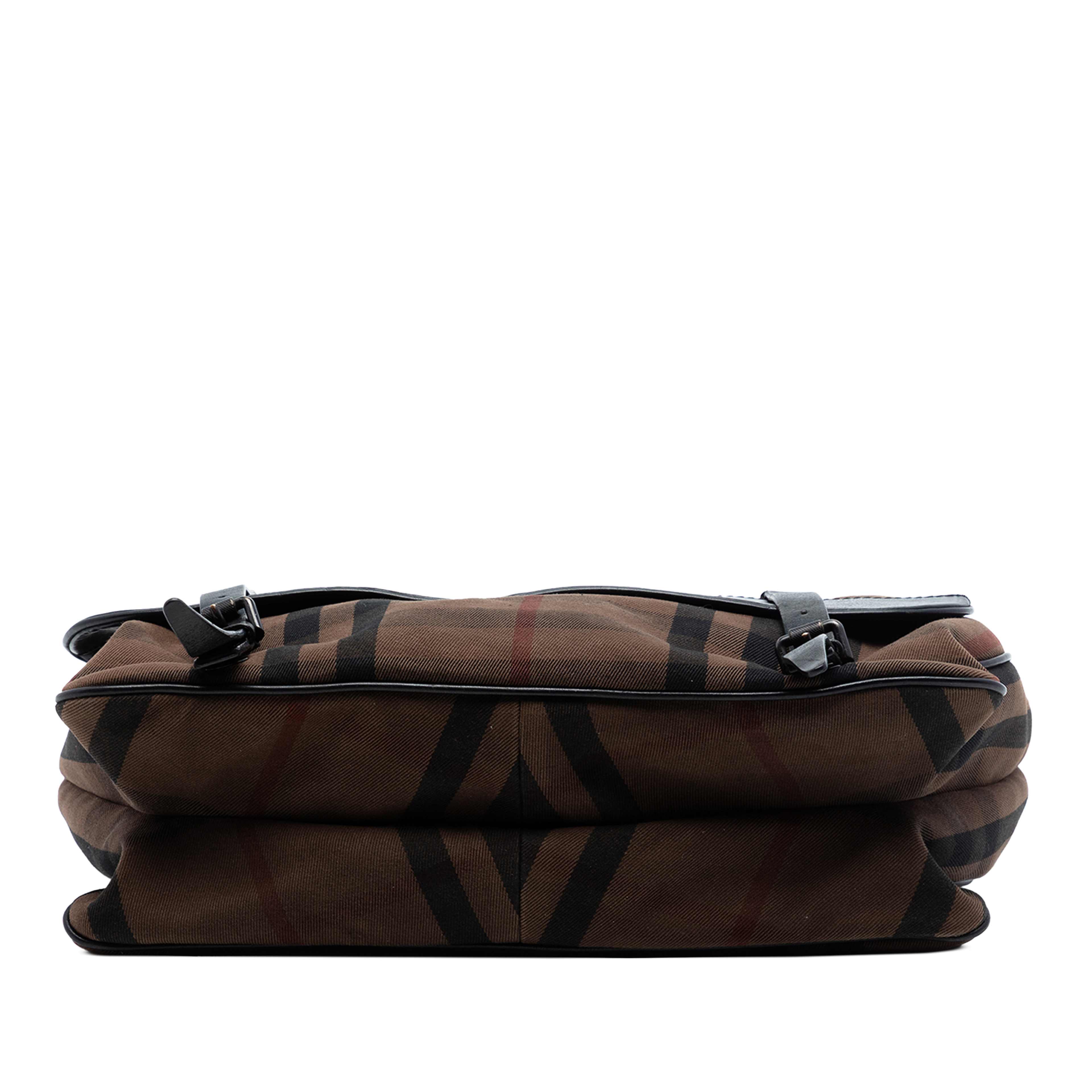 Burberry House Check Canvas Flap Crossbody, från Luxclusif, i färgen brun. Klicka för att öppna bilden i stort format