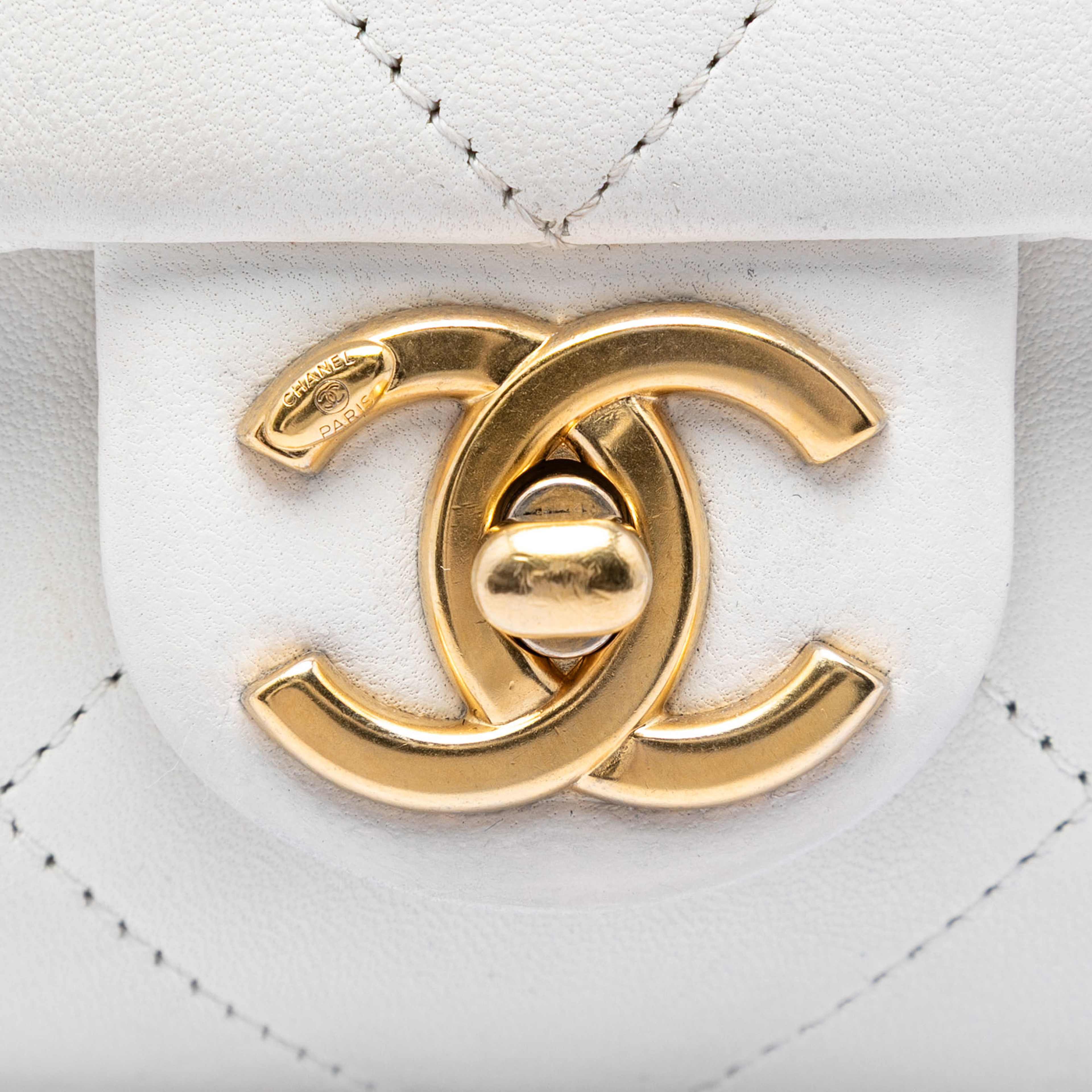 Chanel Medium Quilted Lambskin A Real Catch Flap, från Luxclusif, i färgen white. Klicka för att öppna bilden i stort format